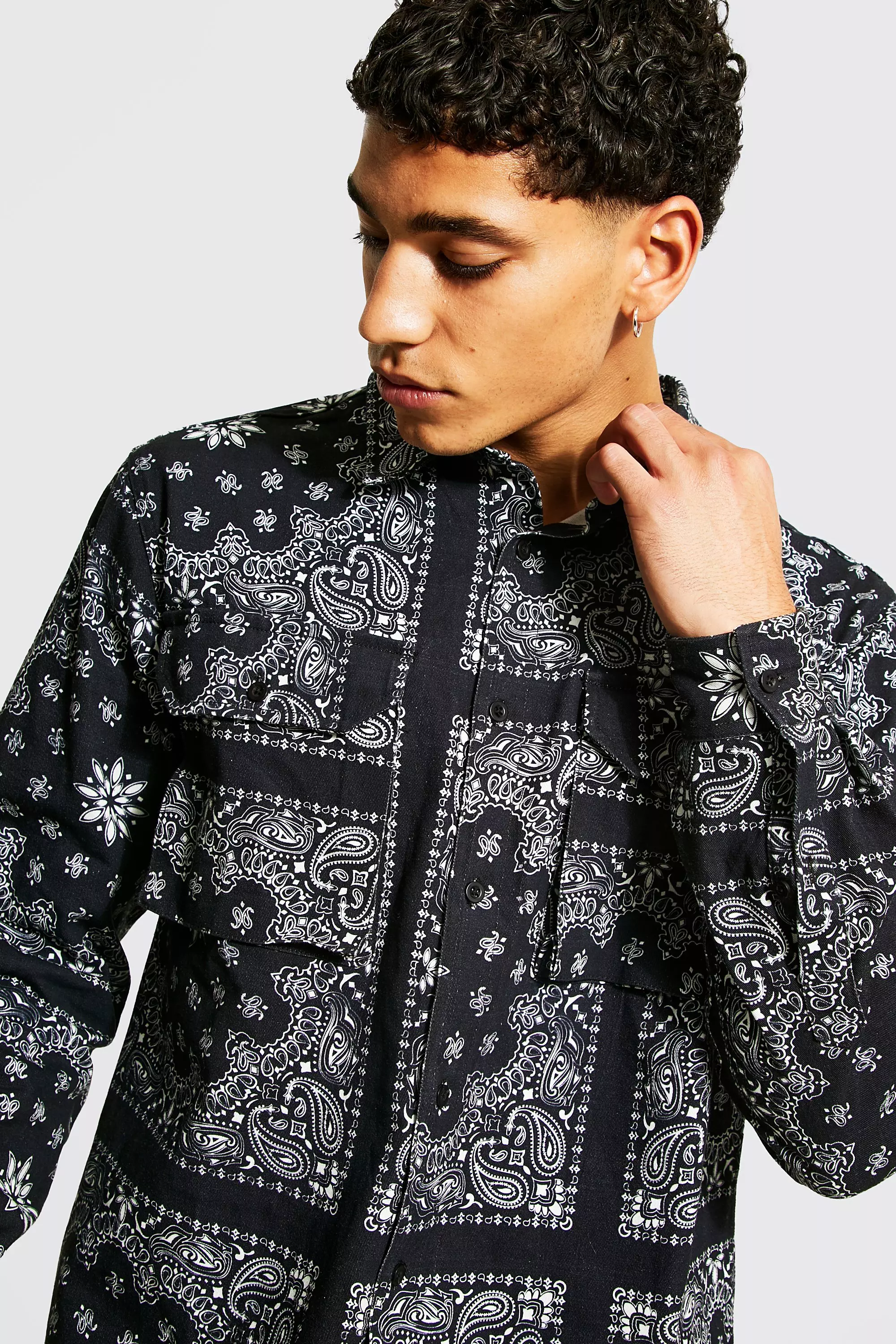 Ensemble style utilitaire avec chemise a imprime bandana et pantalon