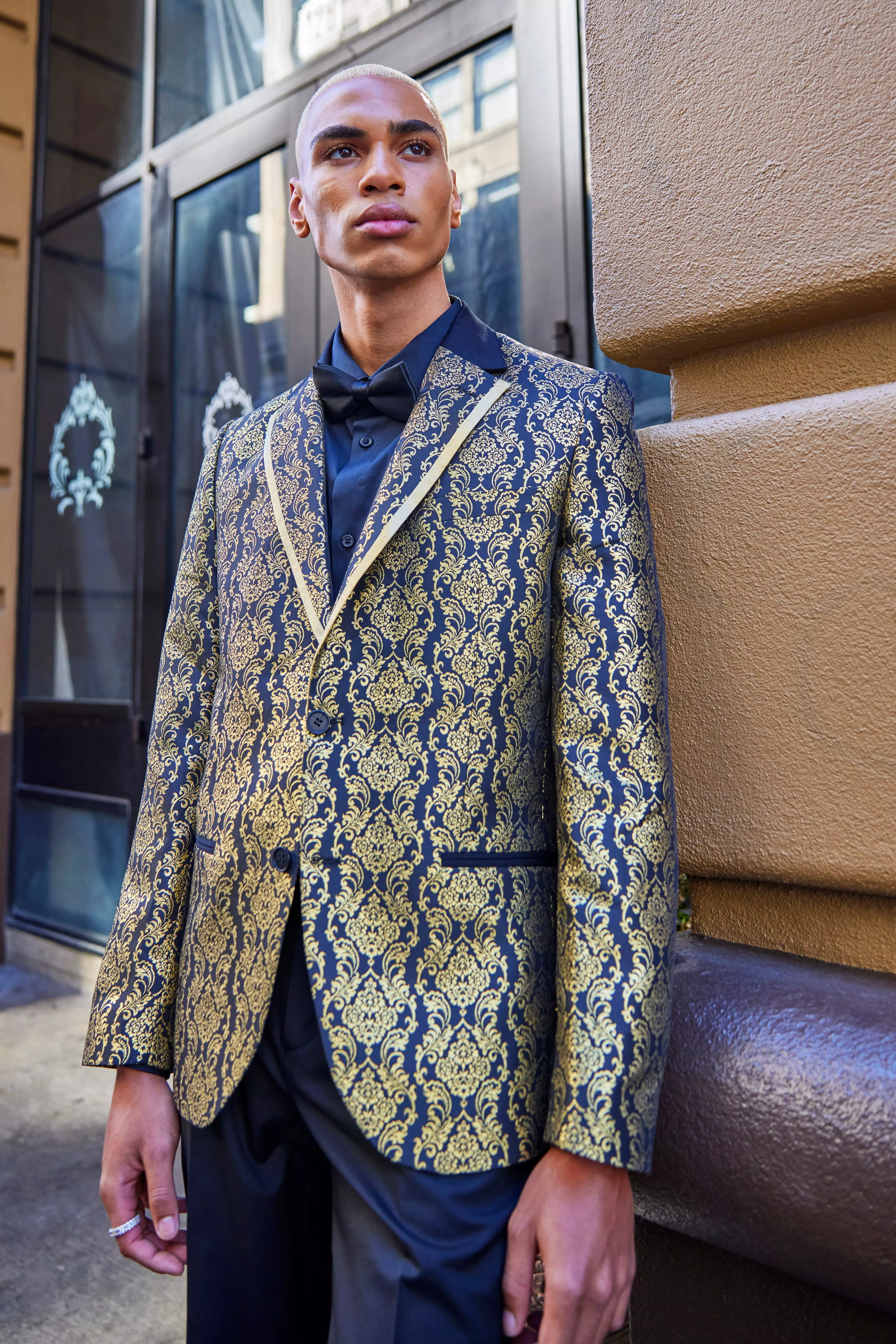 Completo Slim Fit in jacquard color oro immagine alternativa