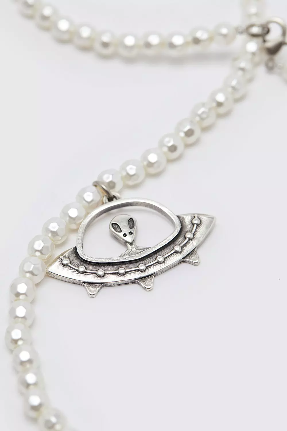 Pearl necklace with ufo discount