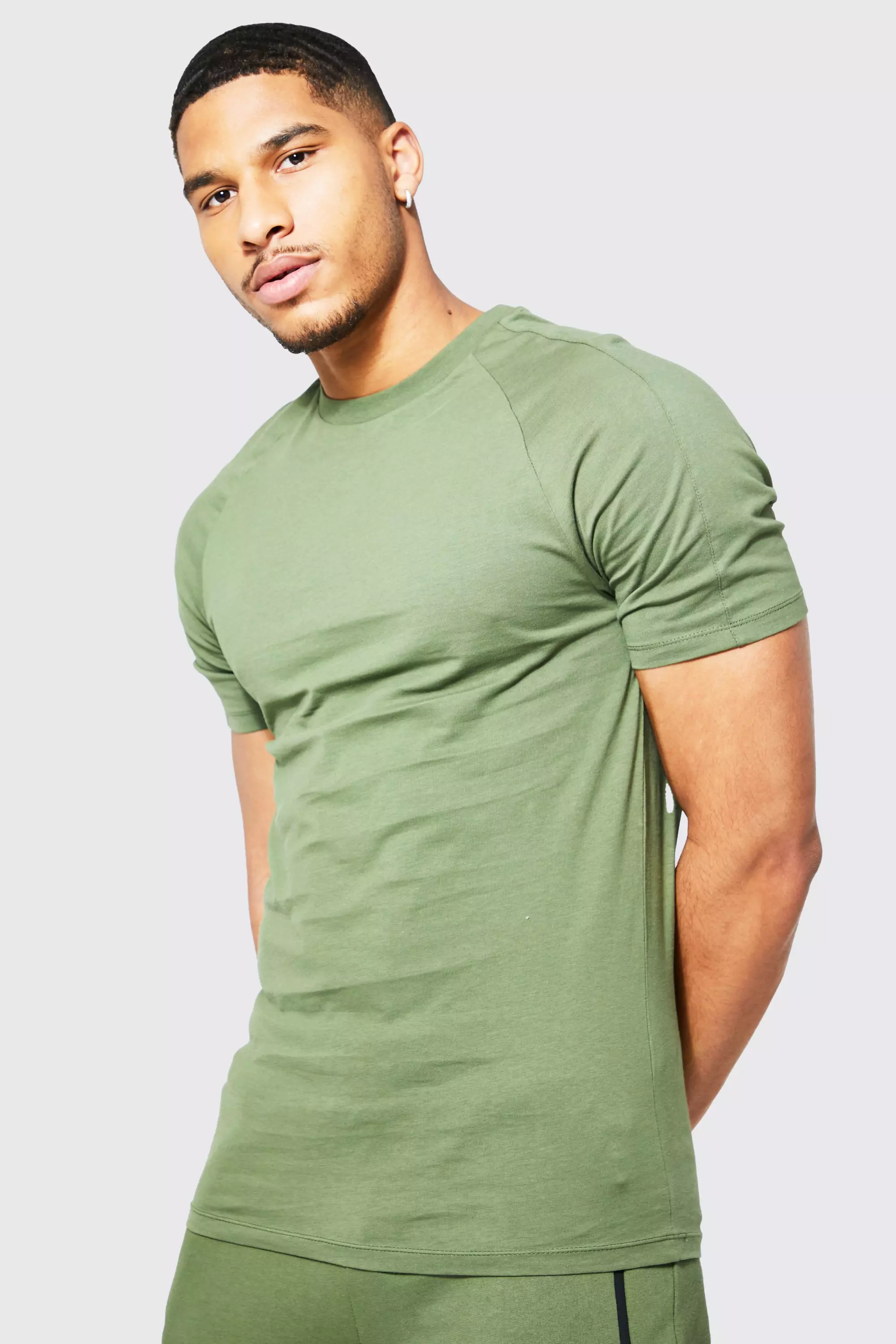 ◆ boohoo ◆ シームレス マッスルフィット Tシャツ / khaki Tall Muscle Fit T-shirt & Zip Cargo Short Set | boohooMAN UK