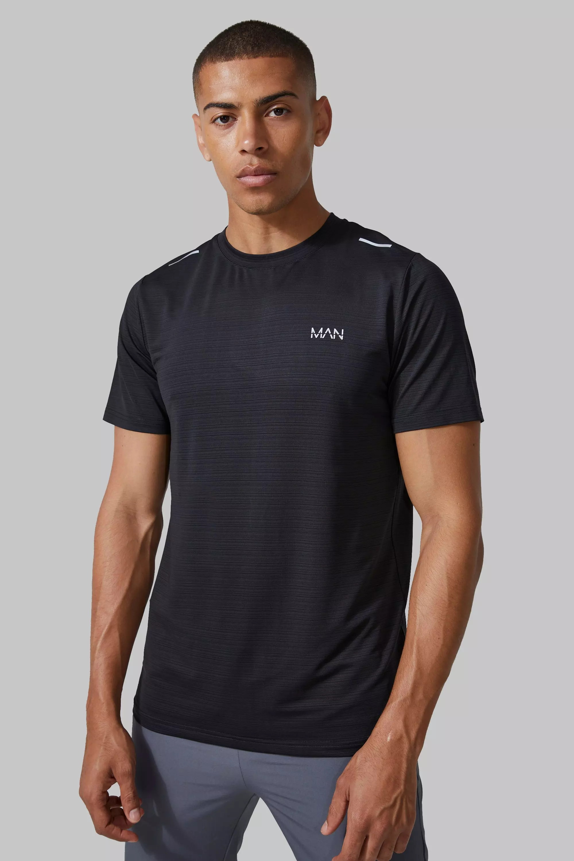 Man Active Lightweight Performance Reg Fit T-shirt Black