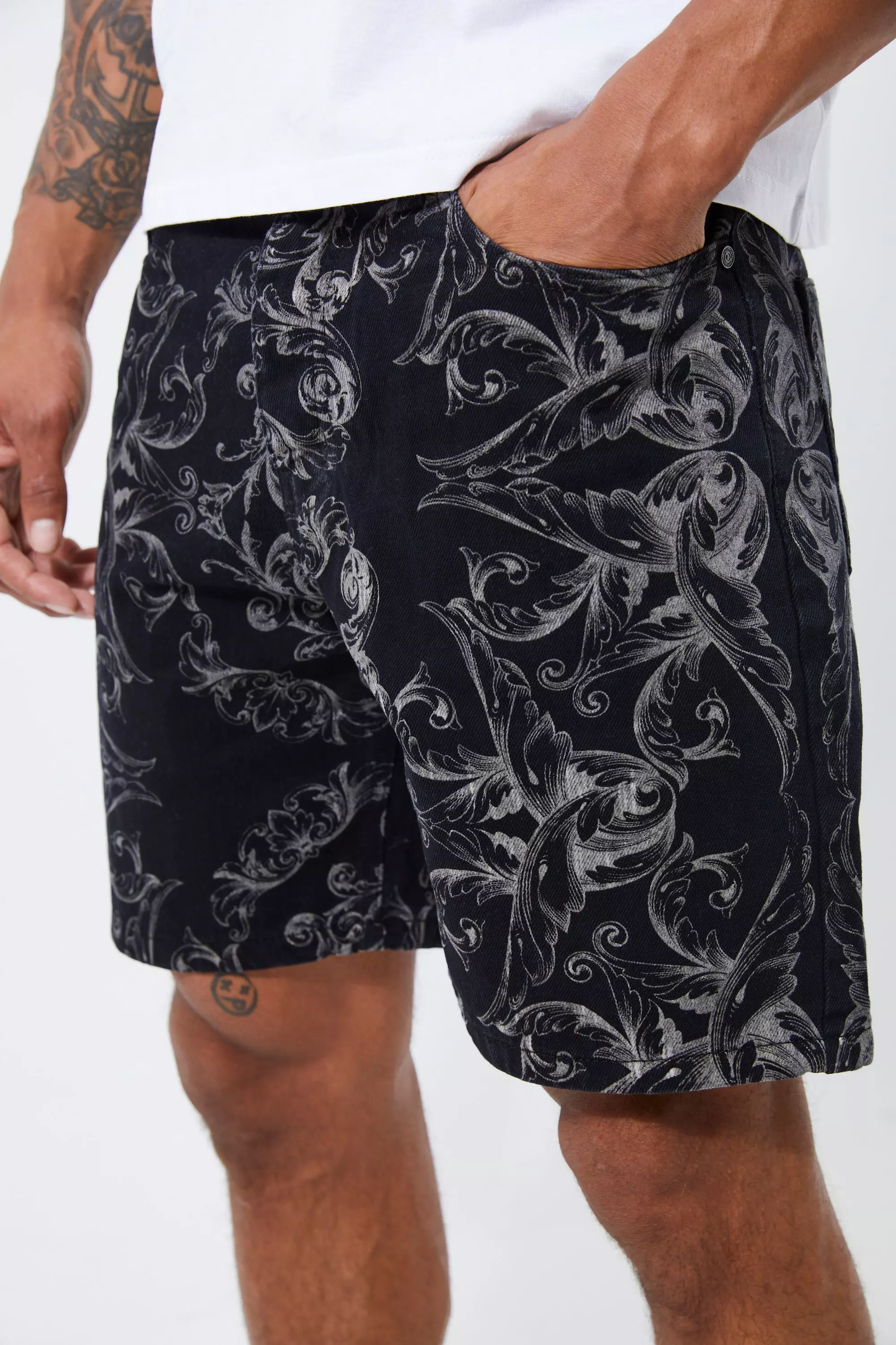 Washed black Baggy Denim Baroque Print Shorts alternatieve afbeelding