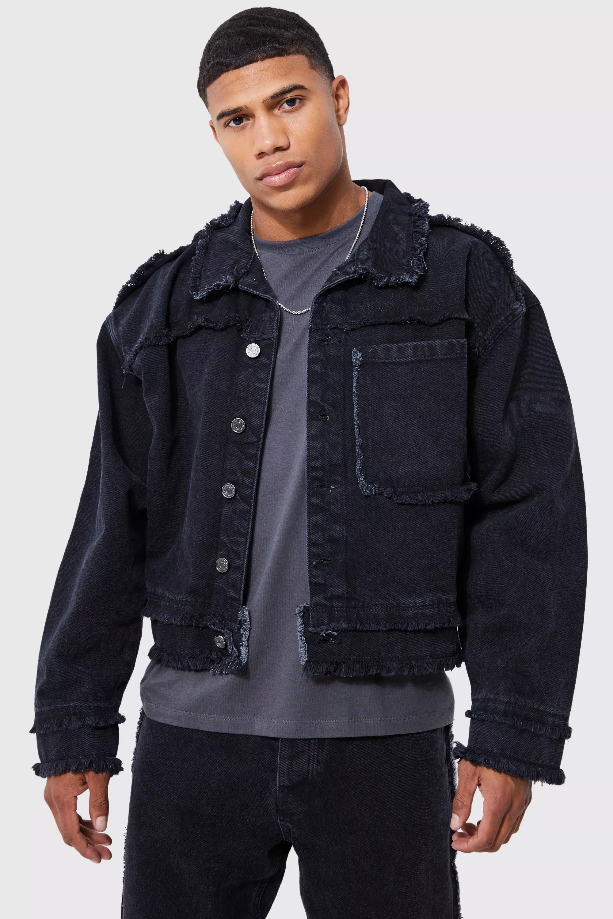 Kastige Jeansjacke mit ausgefranstem Saum alternatives Bild