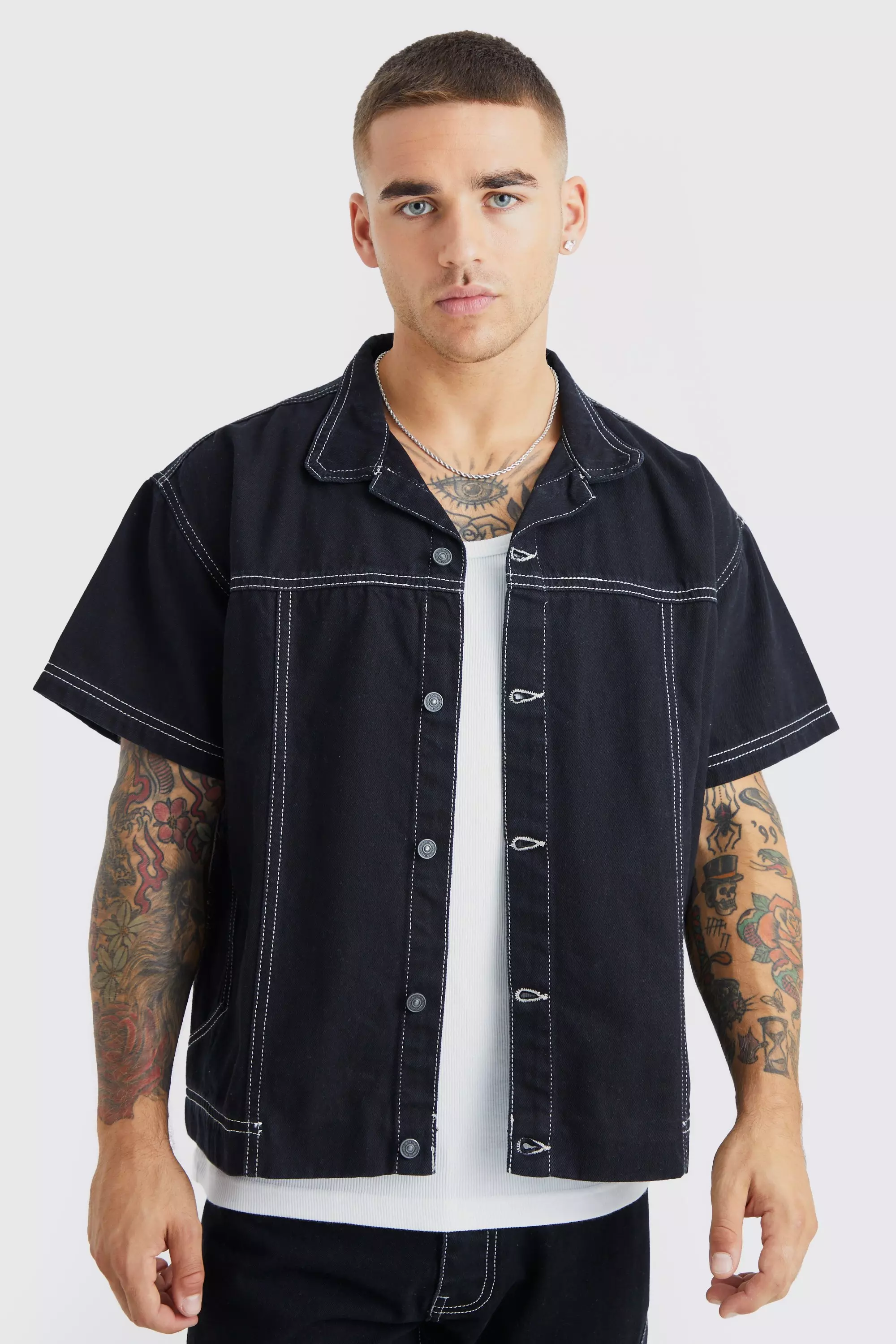 Set camicia con cuciture a contrasto & jeans immagine alternativa