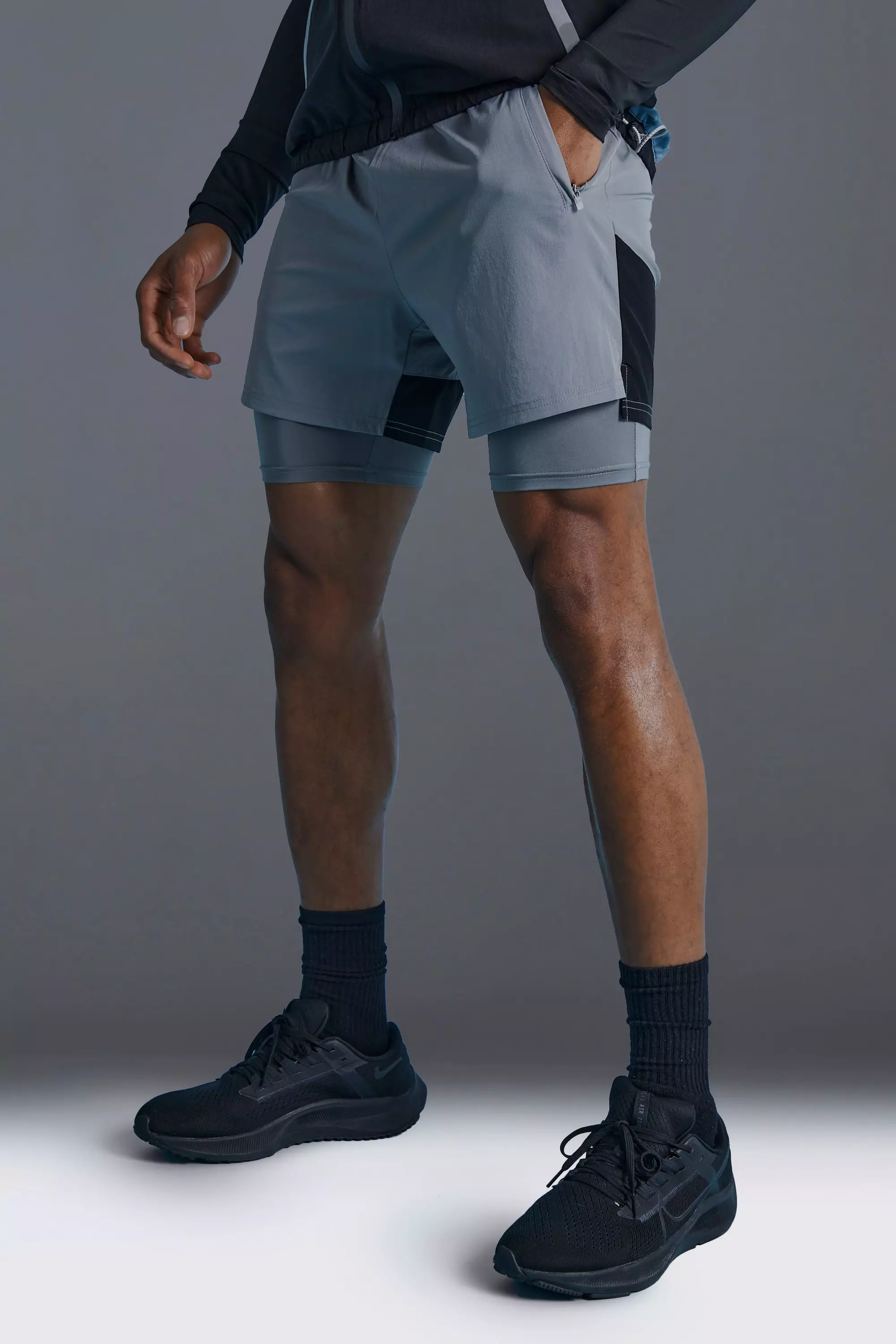 Man Active Muscle-Fit Colorblock Shorts, Charcoal alternatives Bild