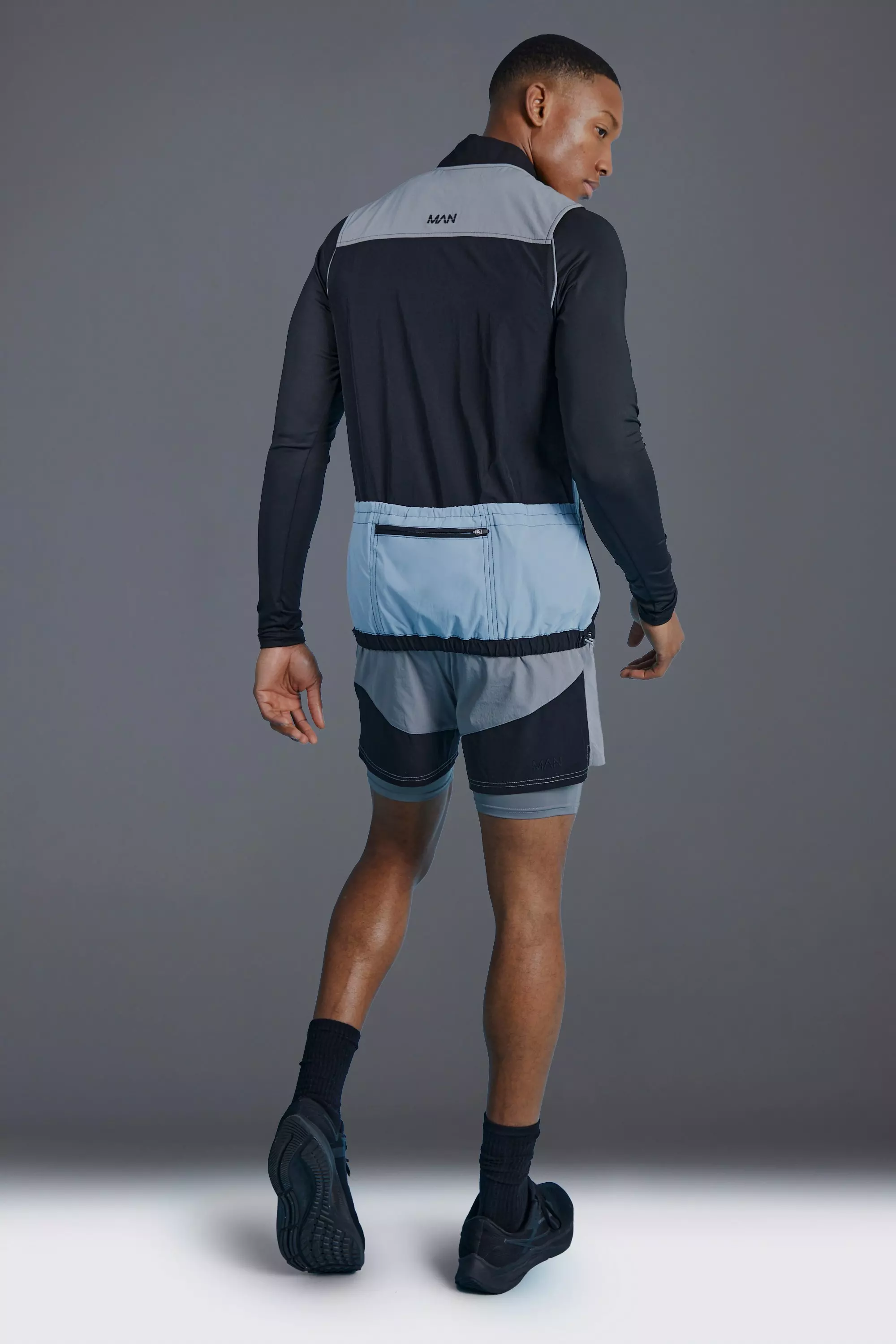 Man Active Muscle-Fit Colorblock Shorts, Charcoal alternatives Bild