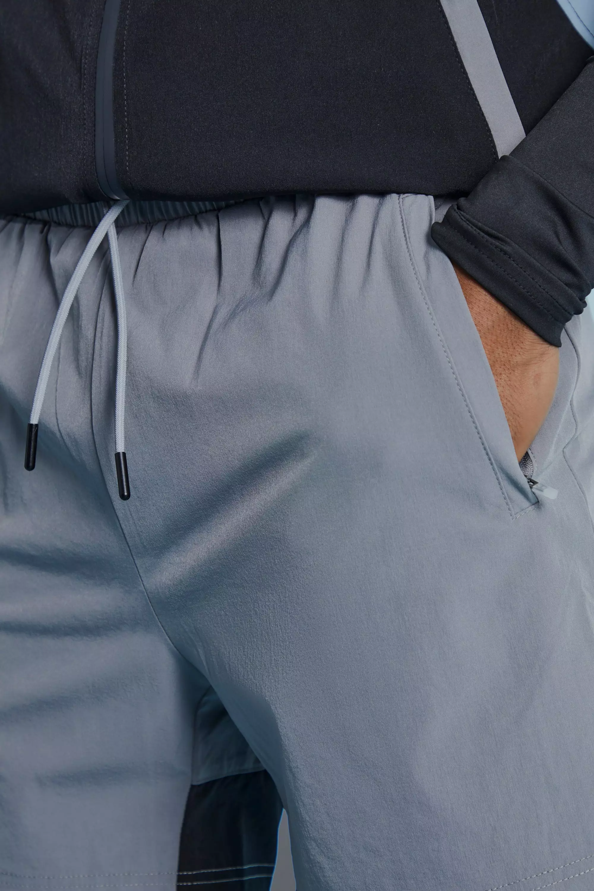 Man Active Muscle-Fit Colorblock Shorts, Charcoal alternatives Bild