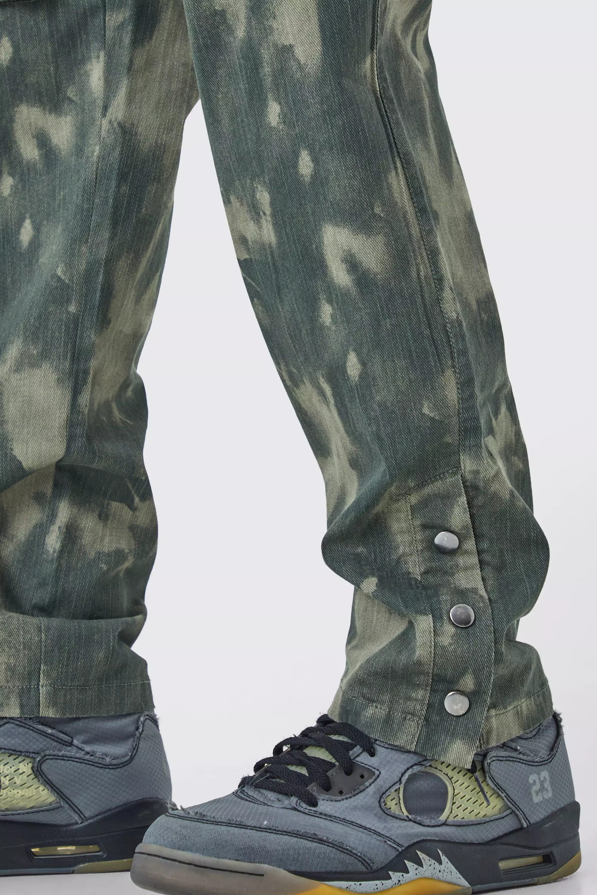 Slim-Fit Camouflage Cargo-Hose mit Druckknöpfen, Khaki alternatives Bild