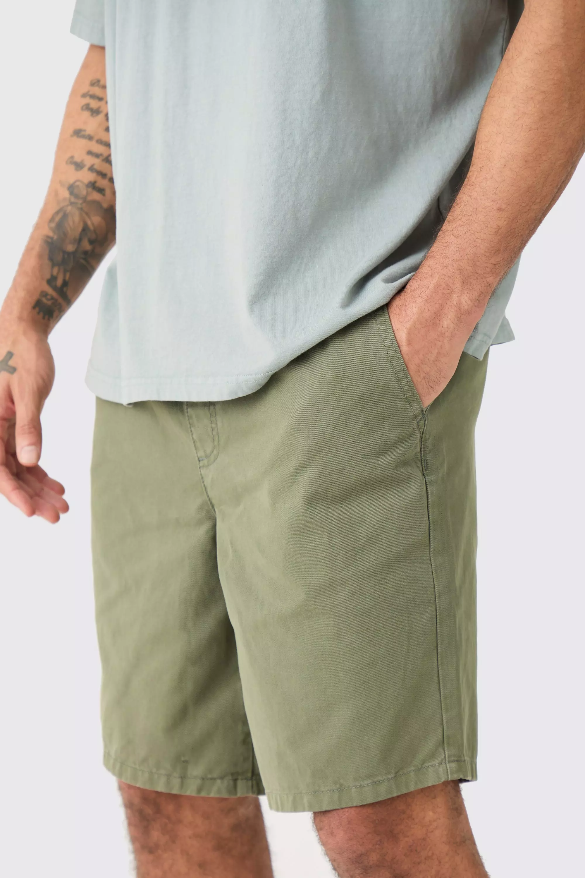 Relaxed Fit Elasticated Waist Chino Shorts in Khaki boohooMAN UK