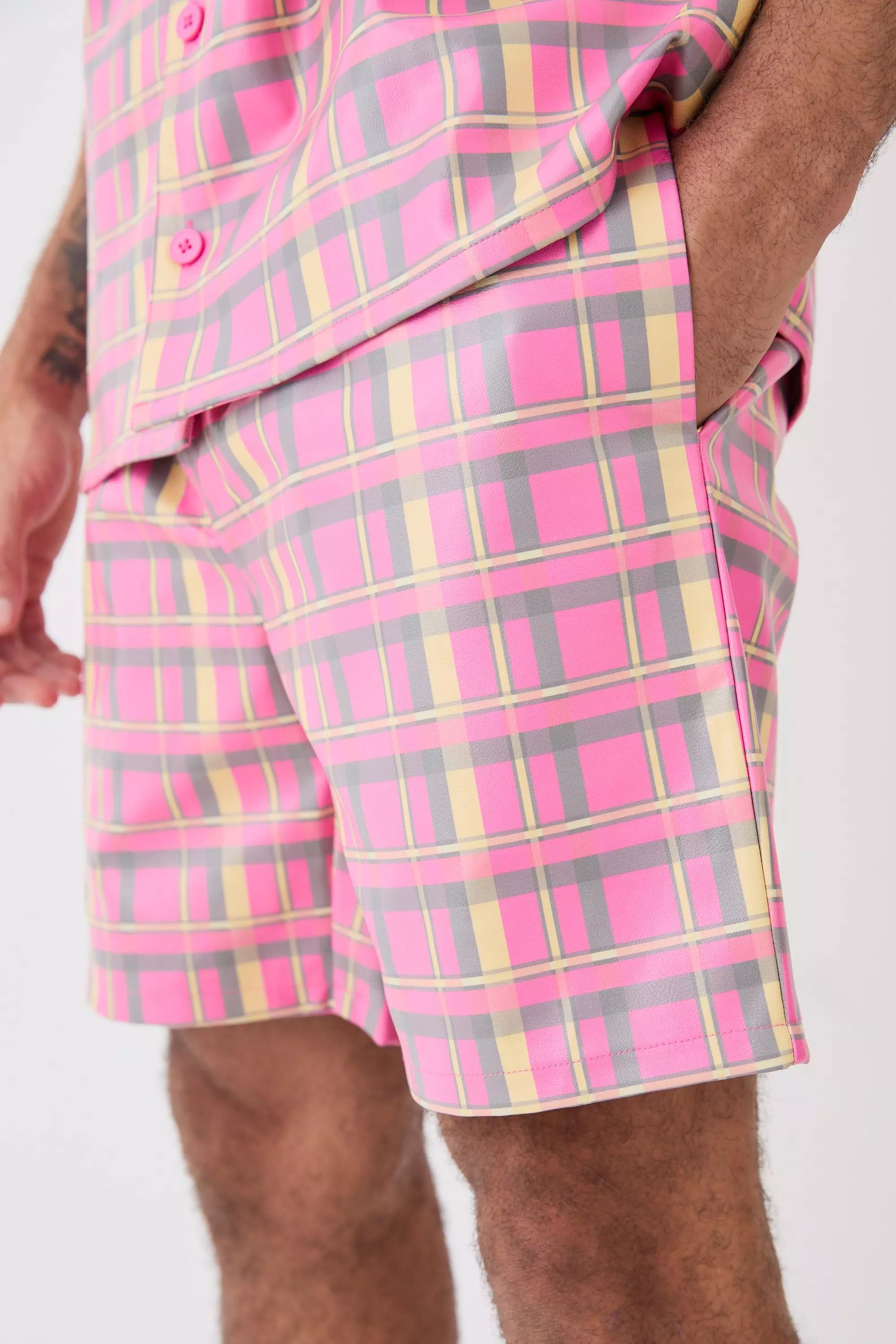 Multi Elastic Waist Check Pu Relaxed Short alternative image