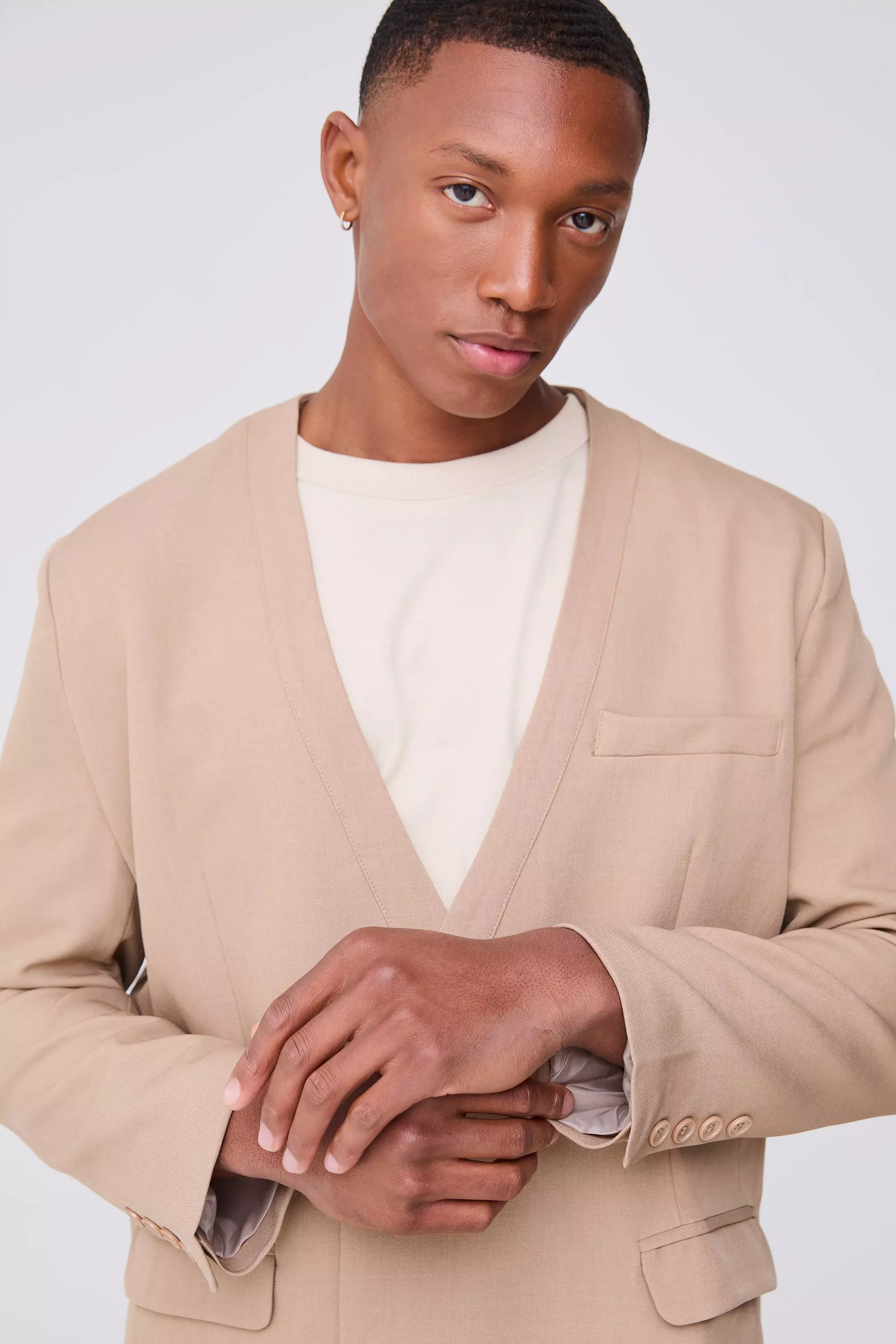 Taupe Blazer Met Dubbele Knopen En Rechte Pijpen alternatieve afbeelding