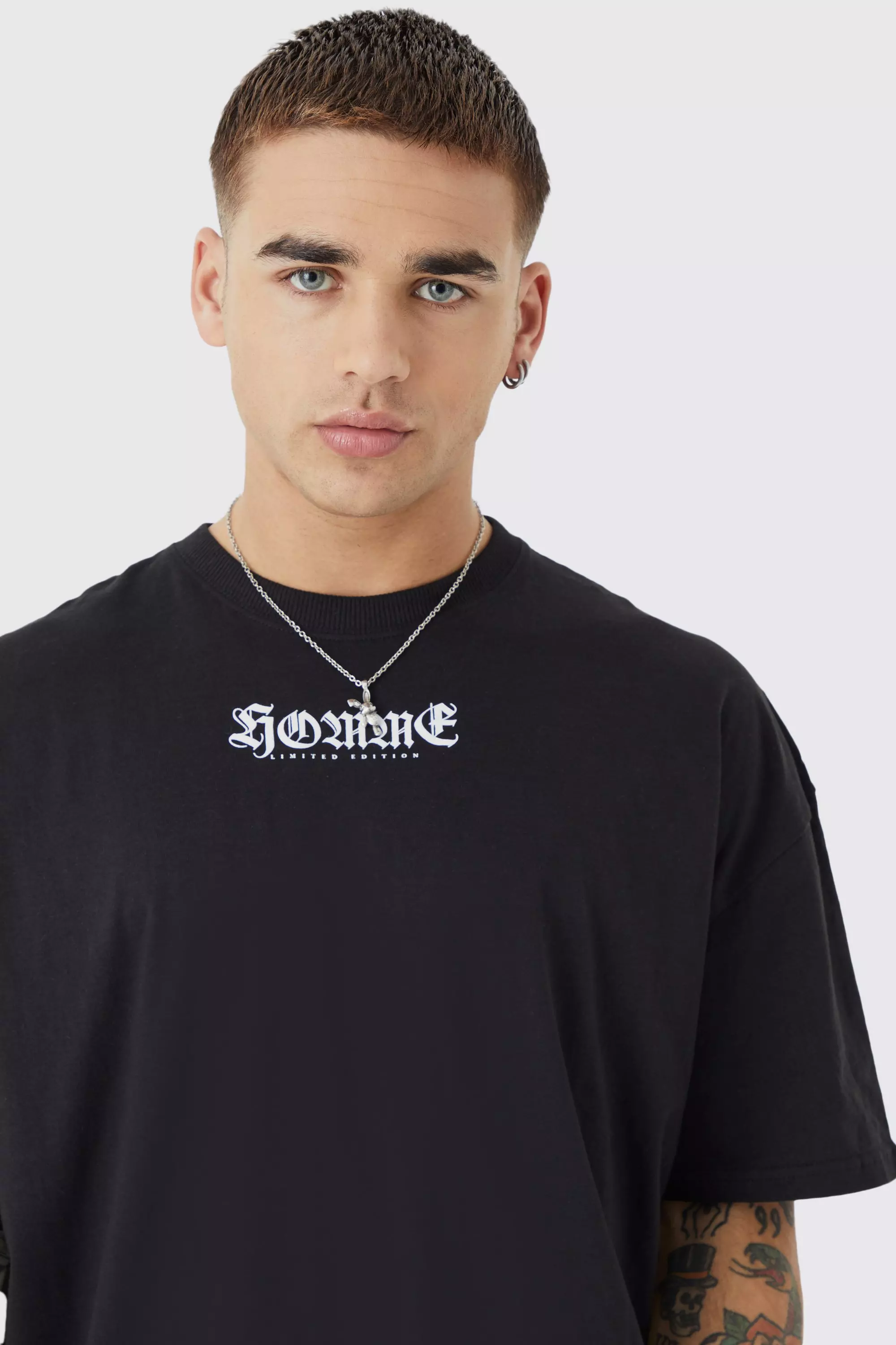 Oversize T-Shirt mit Homme Print, Black alternatives Bild
