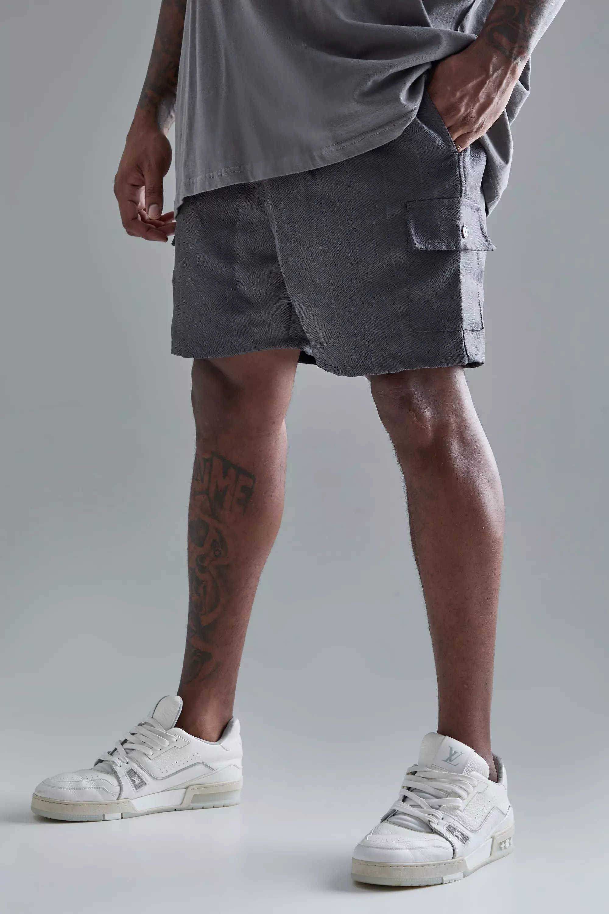 Plus Elasticated Waist Textured Cargo Short In Charcoal Charcoal