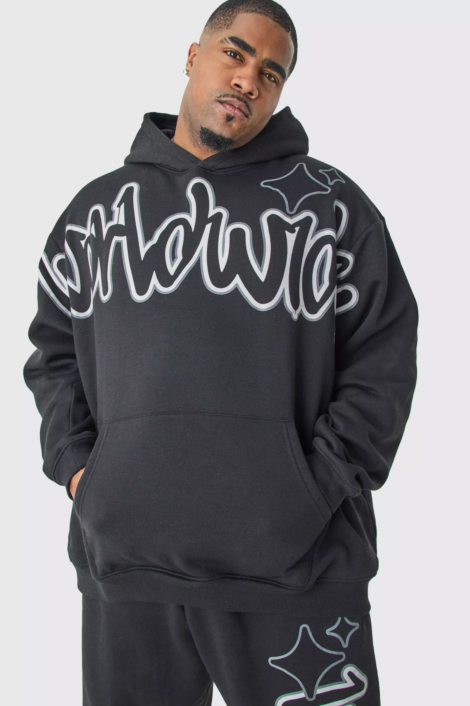 boohoo PLUS SPRAY グラフィティ フーディ トラックスーツ Plus Oversized Worldwide Graffiti Print Tracksuit
