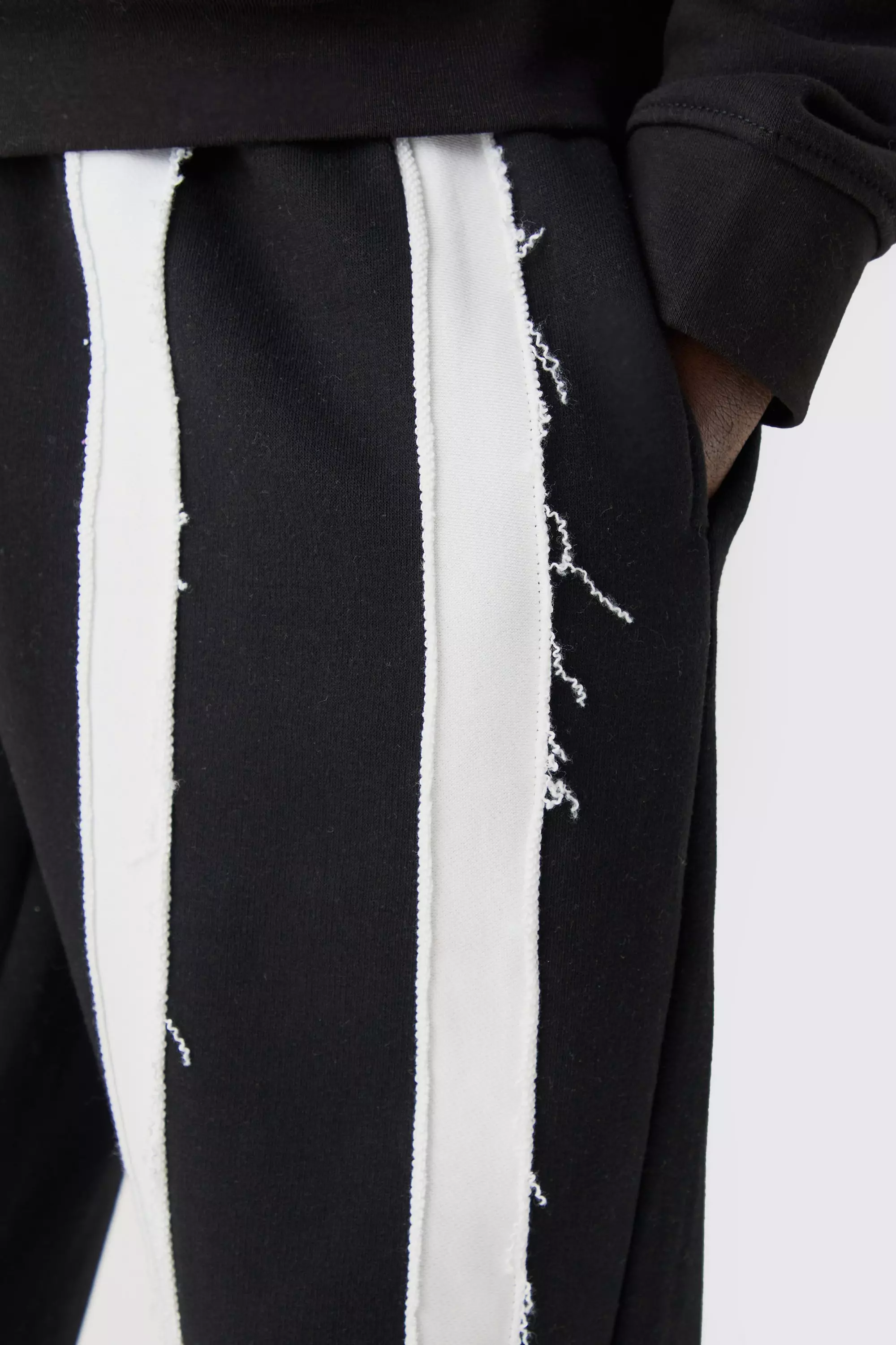 Lockere gestreifte Jogginghose mit rohem Saum, Black alternatives Bild
