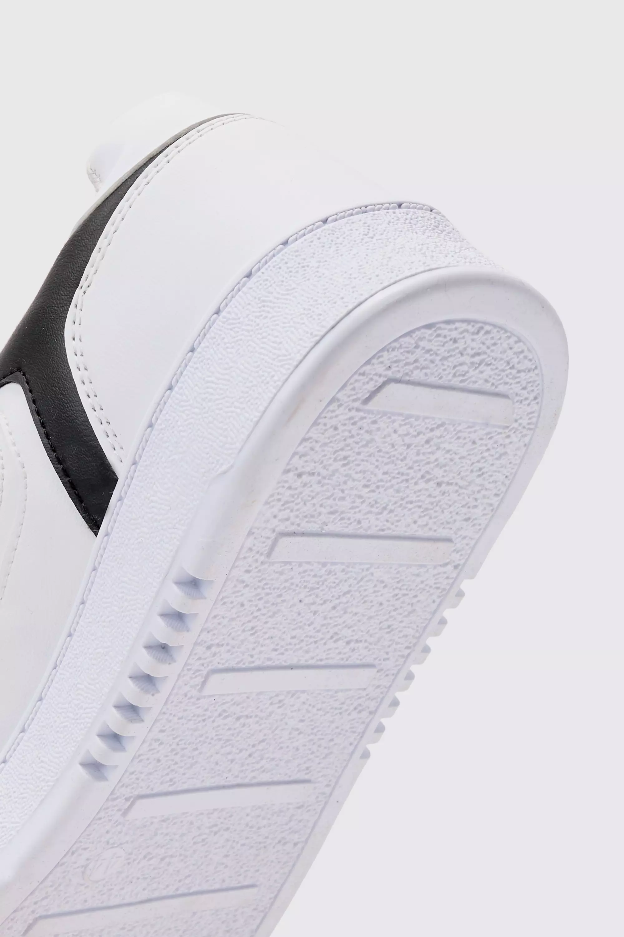Klobige Sneaker mit Kontrast-Einsatz, Black alternatives Bild