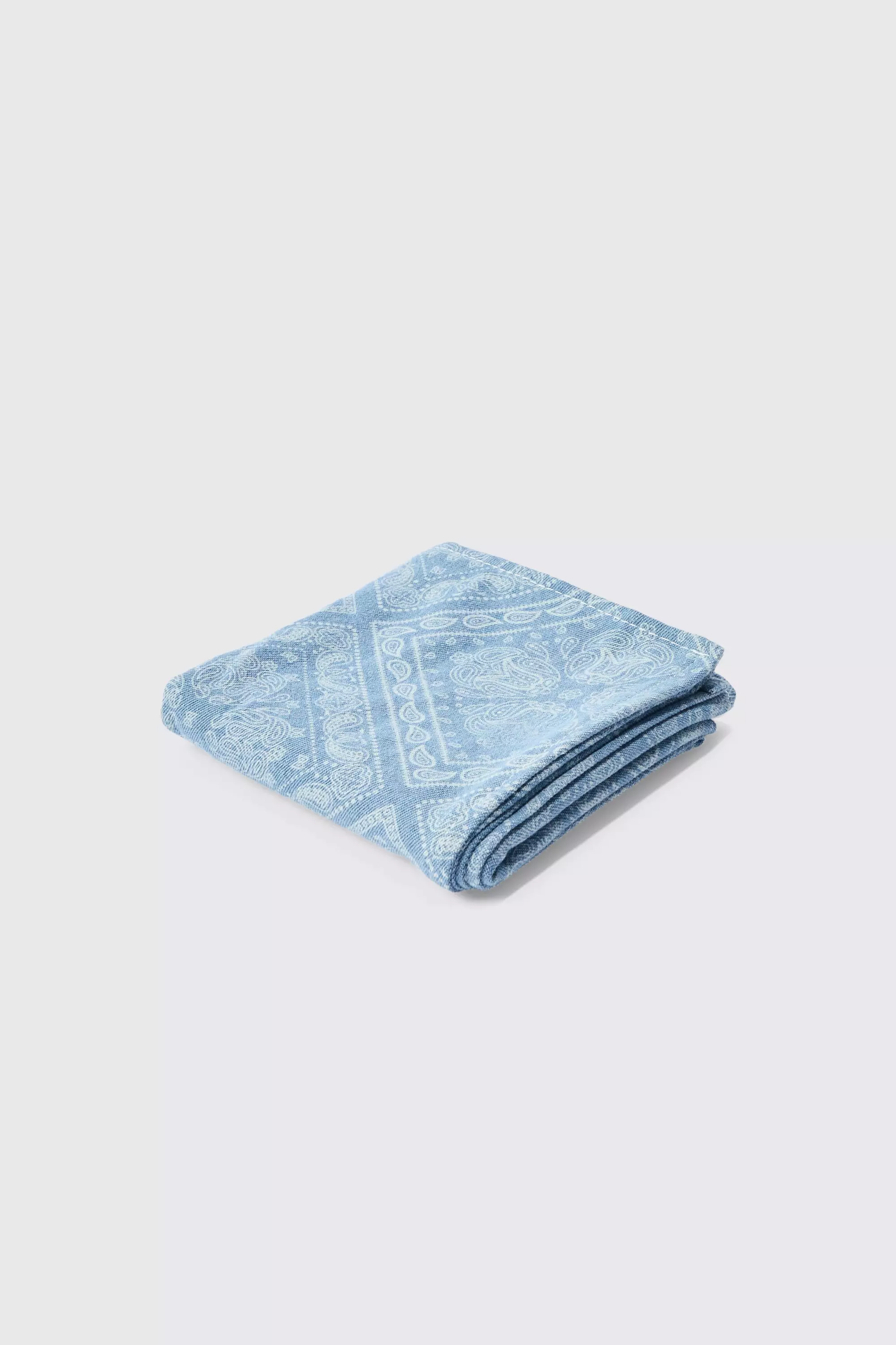 Blue Denim Paisley Bandana Print In Blauw alternatieve afbeelding