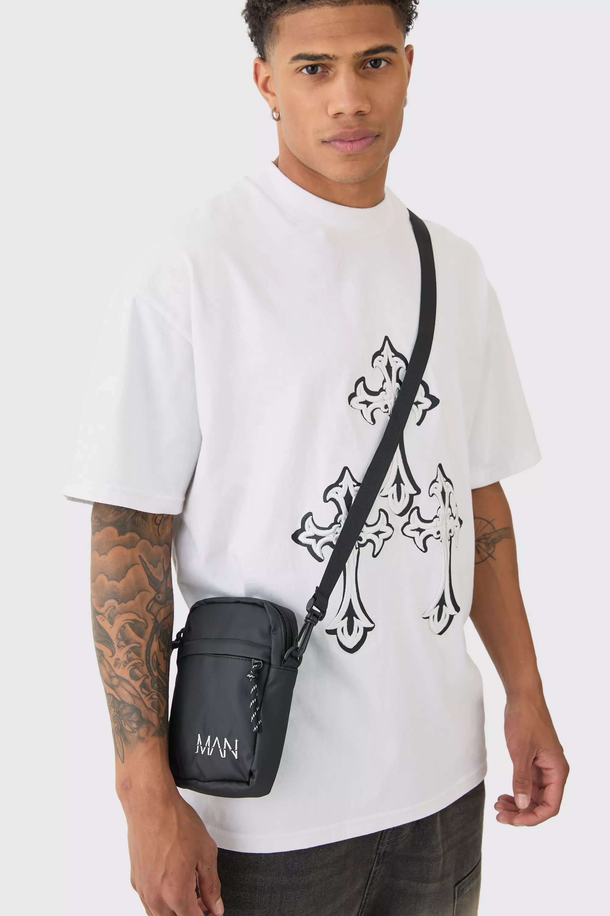Man Dash Basic Messenger Bag In Black boohooMAN UK