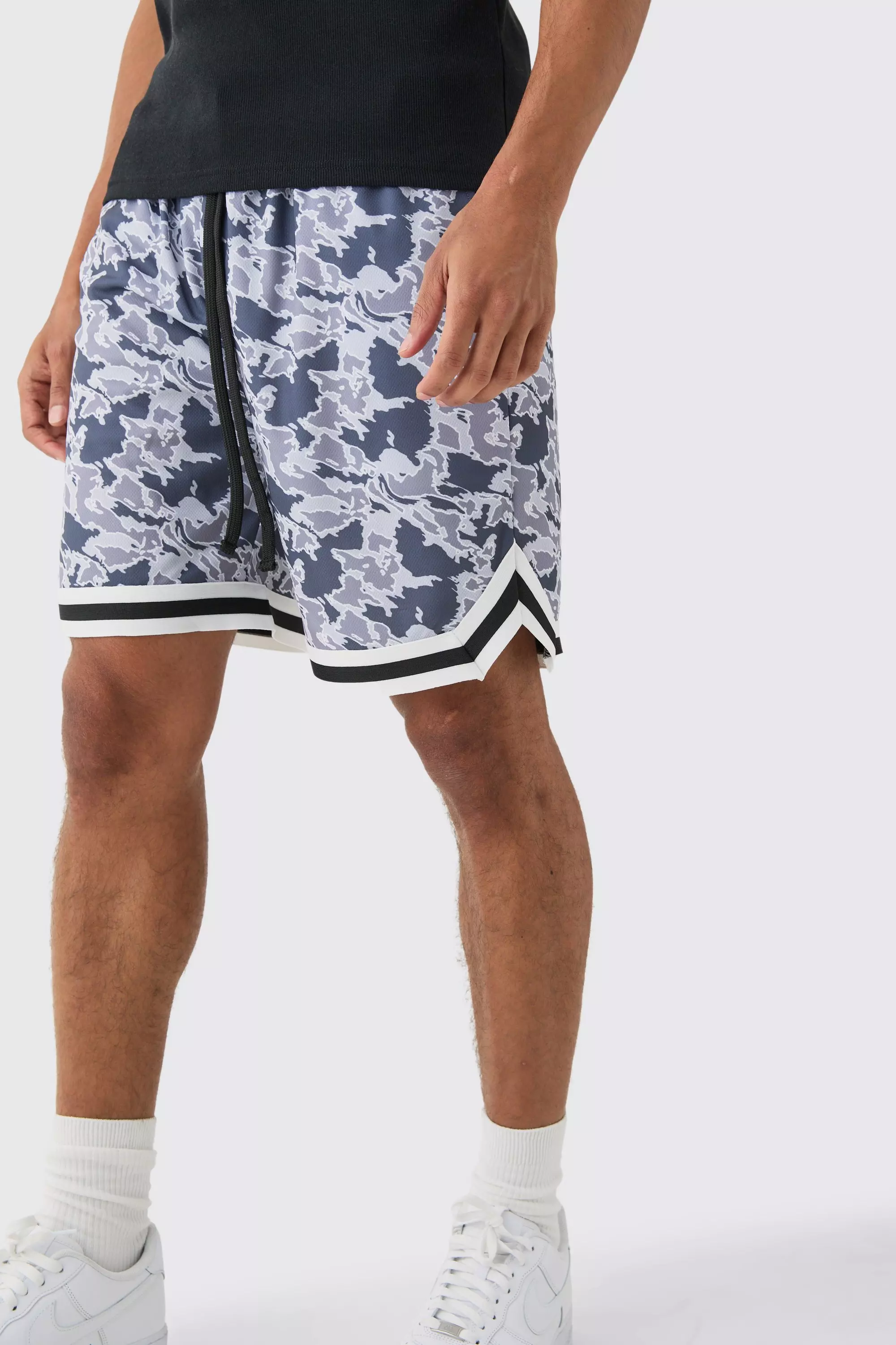 Lockere mittellange Camouflage Mesh Basketball Shorts boohooMAN DE