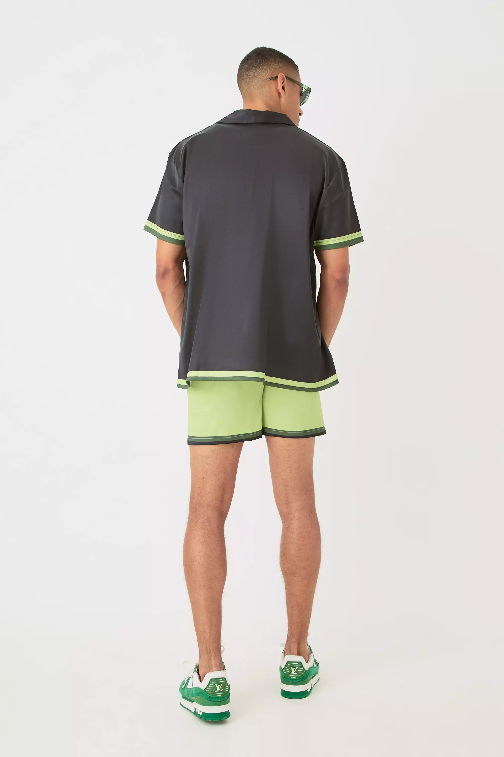 Kurzärmliges Oversize Satin-Hemd & Shorts, Green alternatives Bild