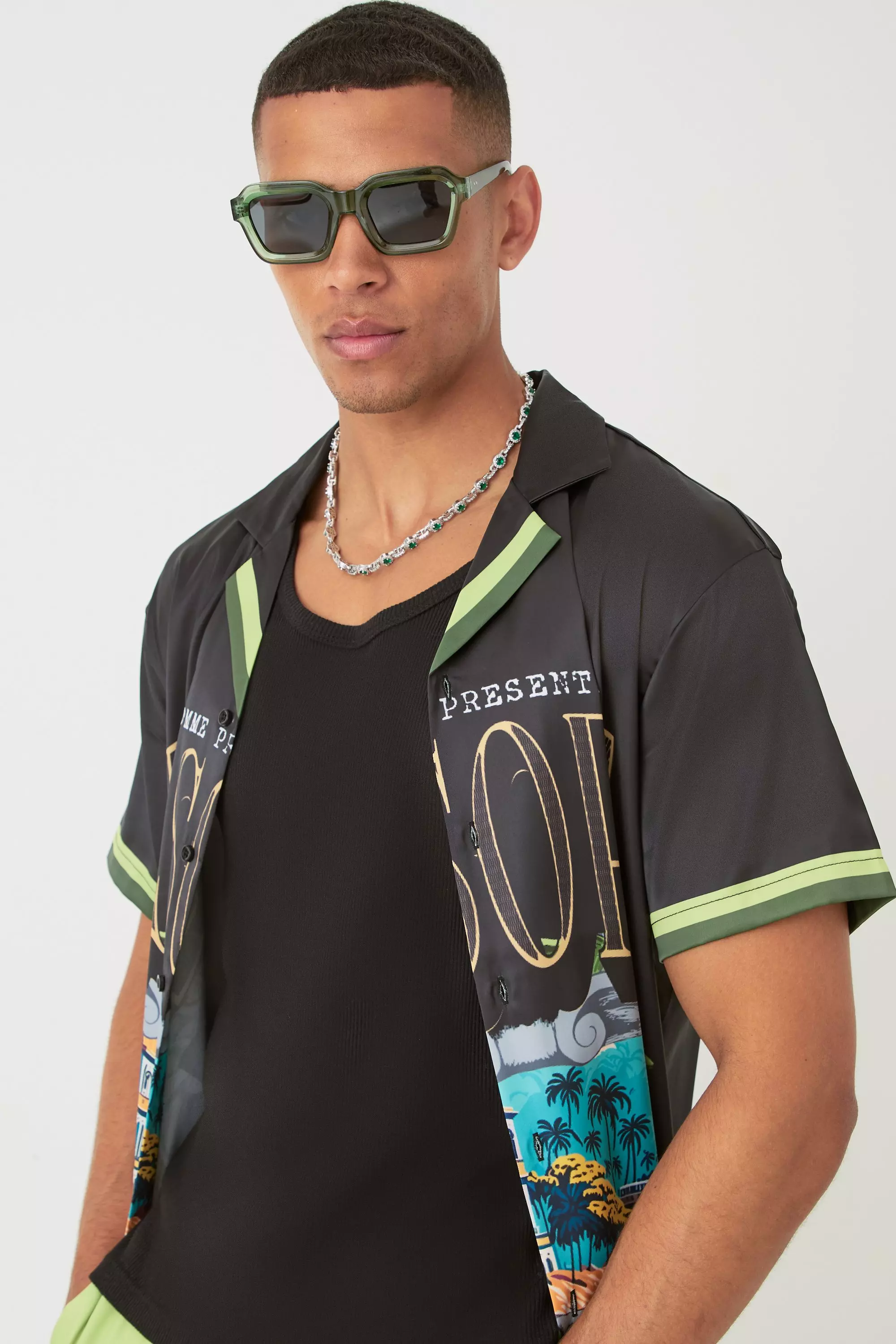Kurzärmliges Oversize Satin-Hemd & Shorts, Green alternatives Bild