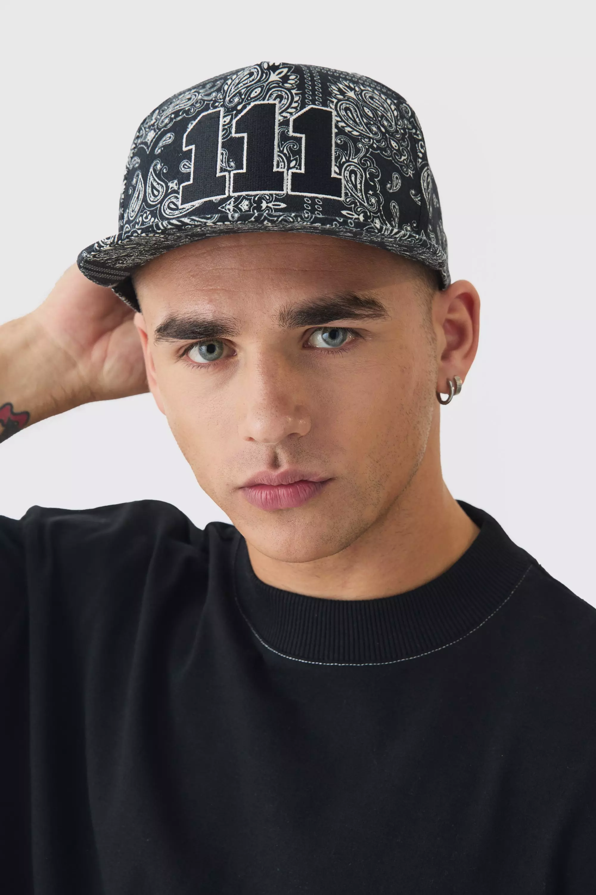 Schwarze Kappe mit Bandana-Print, Black alternatives Bild