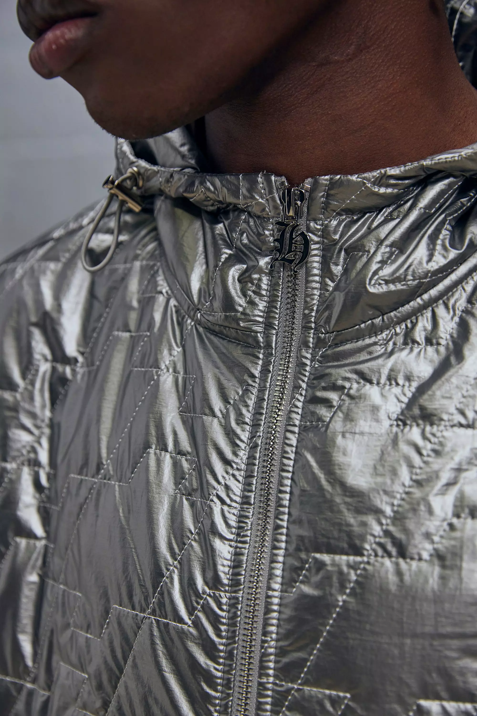 Kastige gesteppte Nylon Hoodie-Weste, Charcoal alternatives Bild