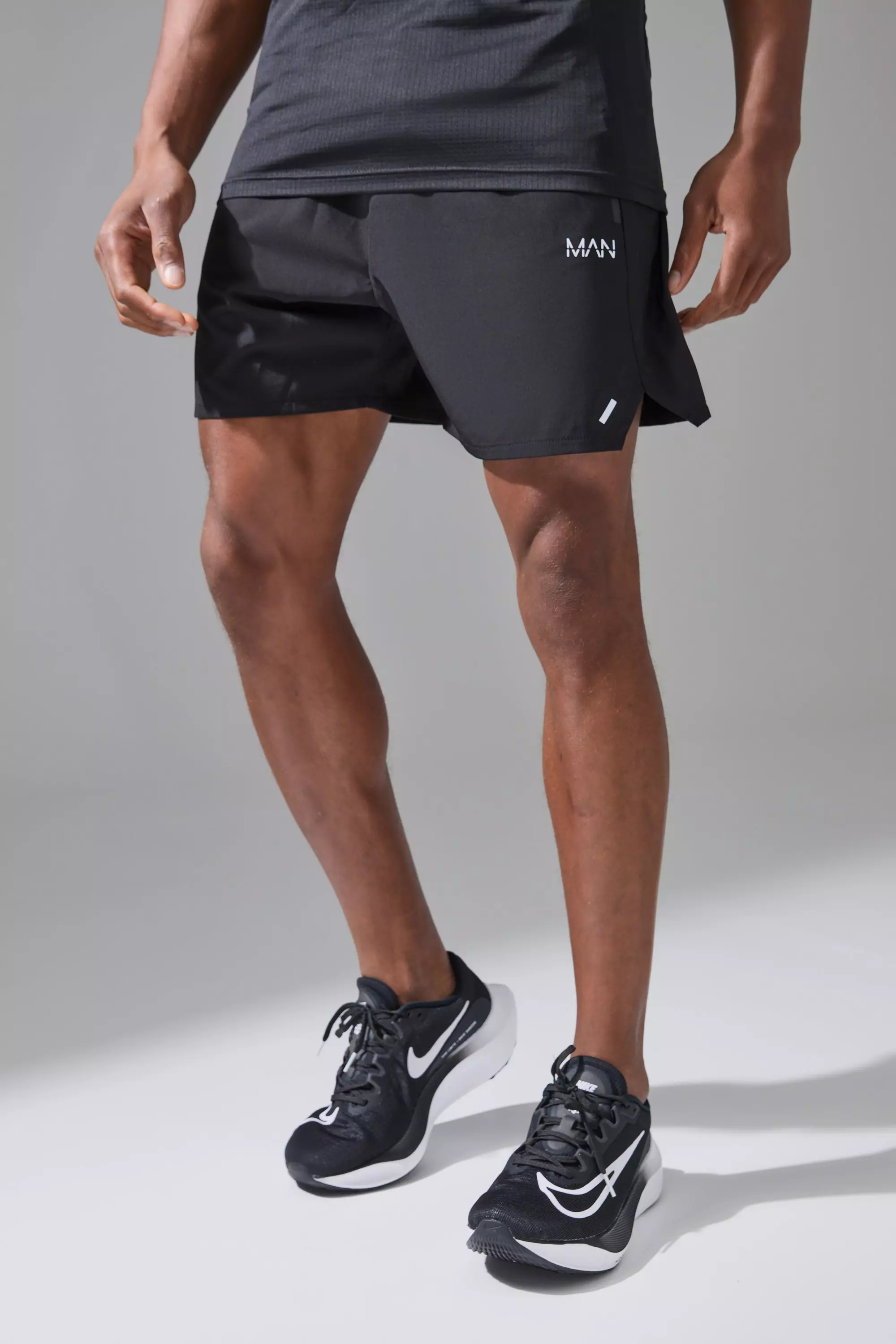 Man Active Perforated Stretch Woven Regular Fit 5inch Short Black