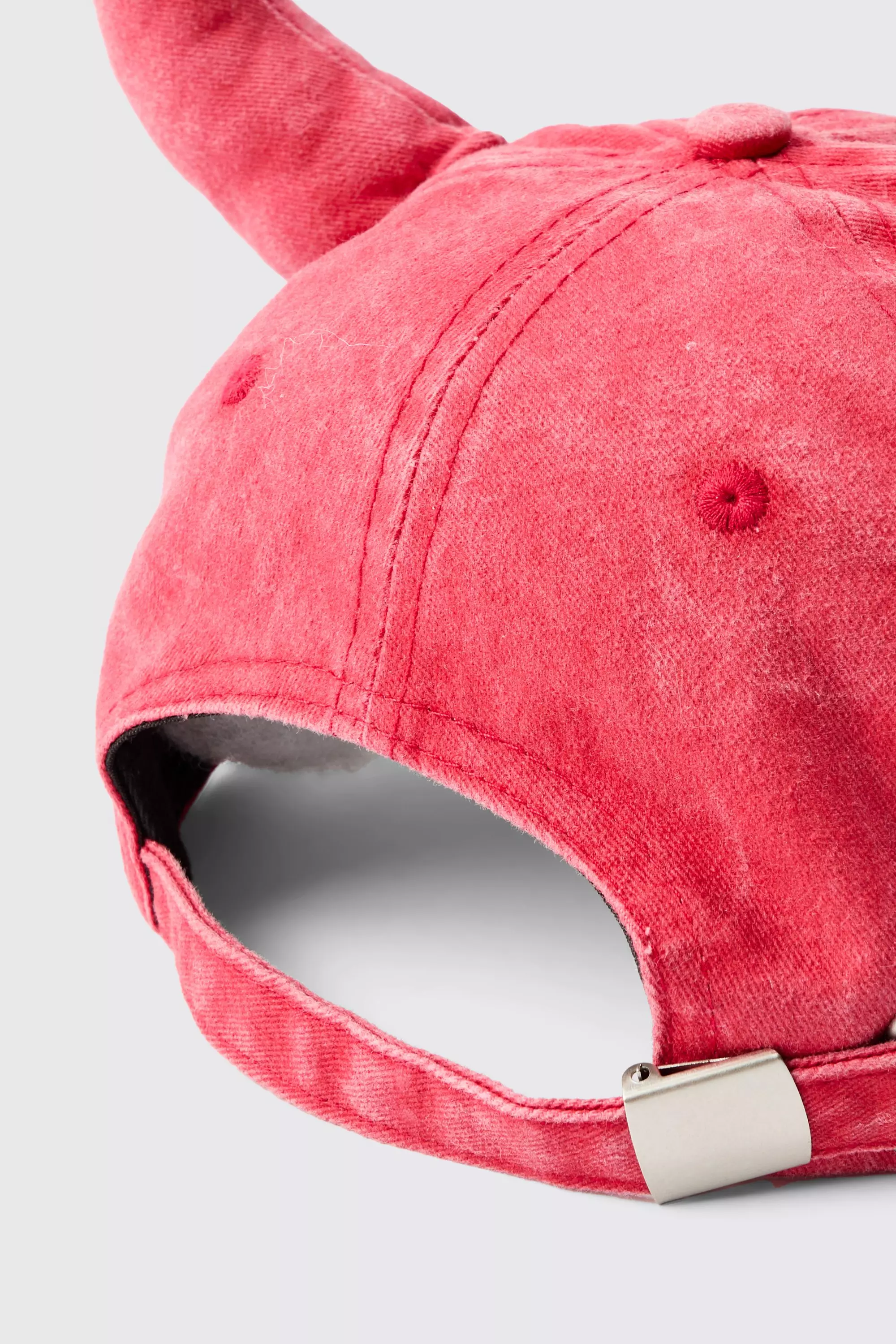 Trippie Redd Graphic Print Distressed Horn Cap In Red