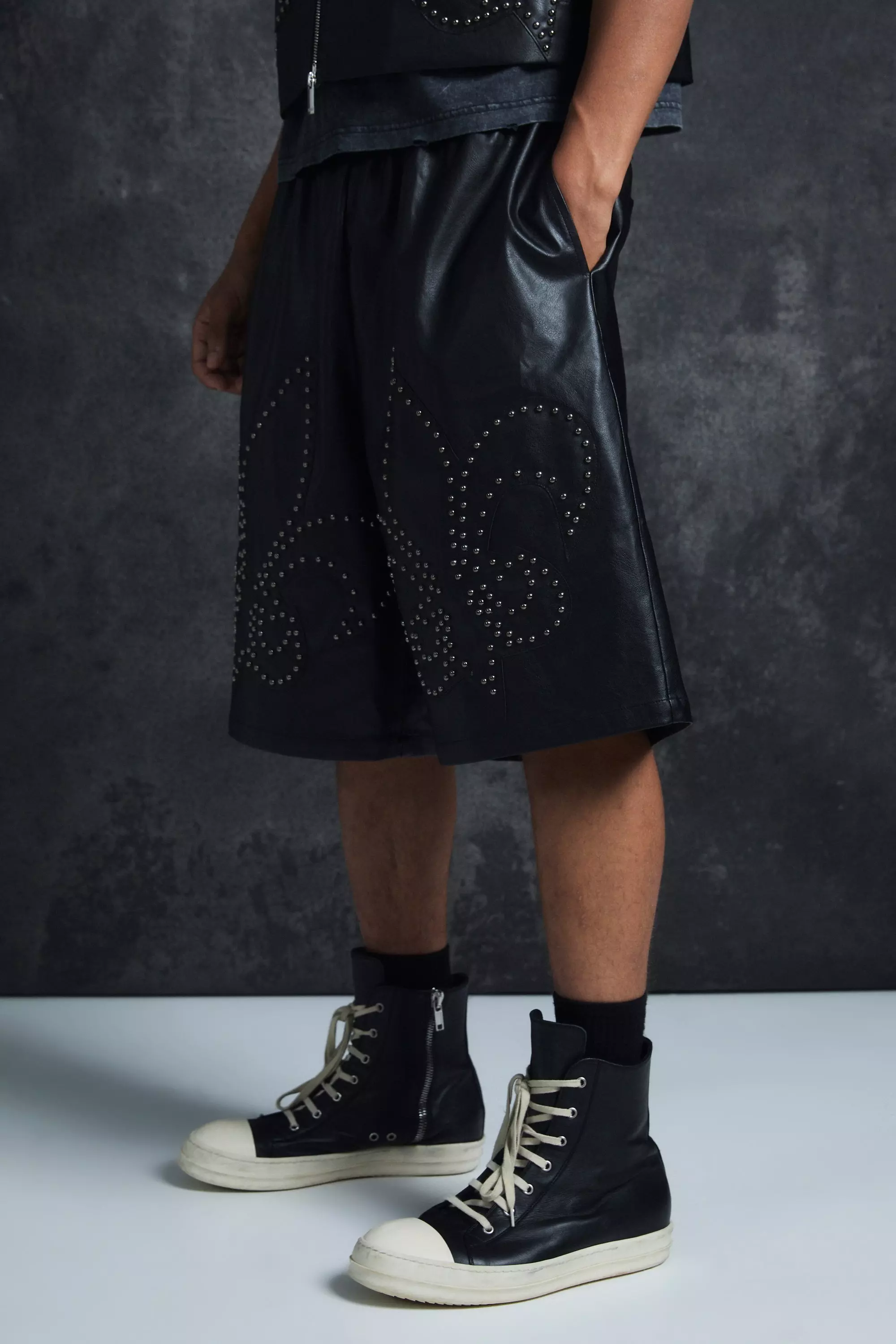 Pantaloni Rilassati In Pu Con Borchie, Black immagine alternativa