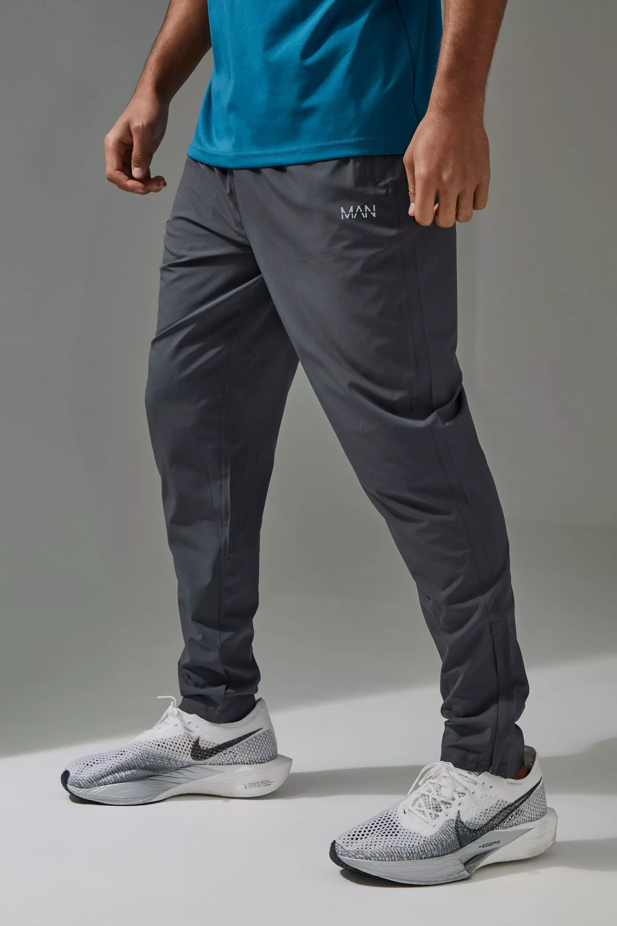 Man Active Performance Lightweight Stretch Woven Tapered Sweatpants Charcoal