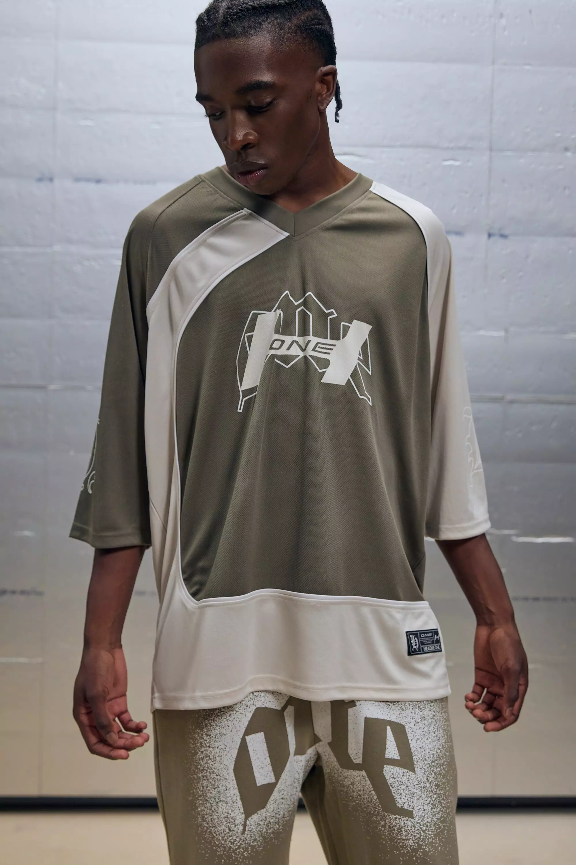 T-Shirt mit V-Ausschnitt und Print, Khaki alternatives Bild