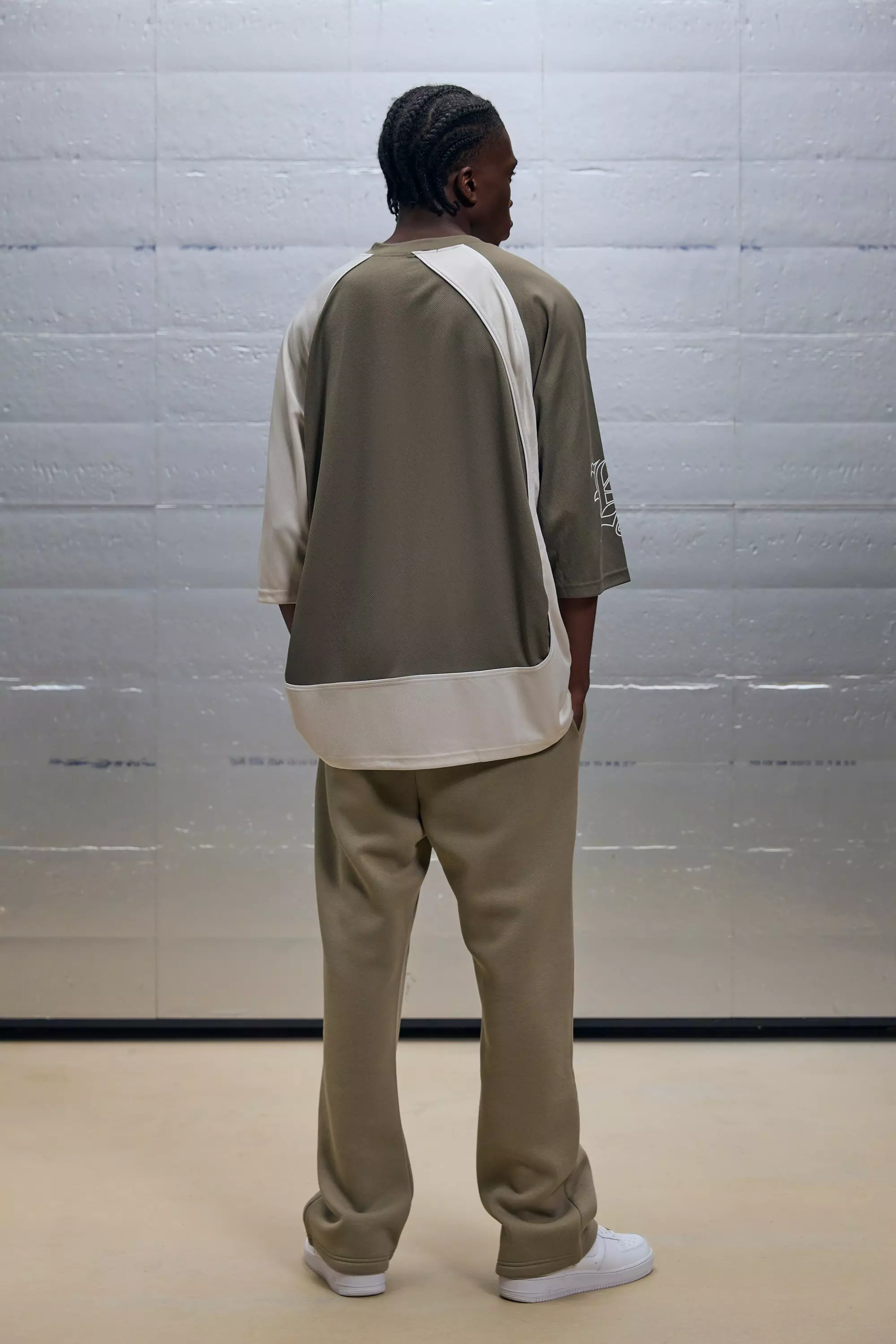 T-Shirt mit V-Ausschnitt und Print, Khaki alternatives Bild