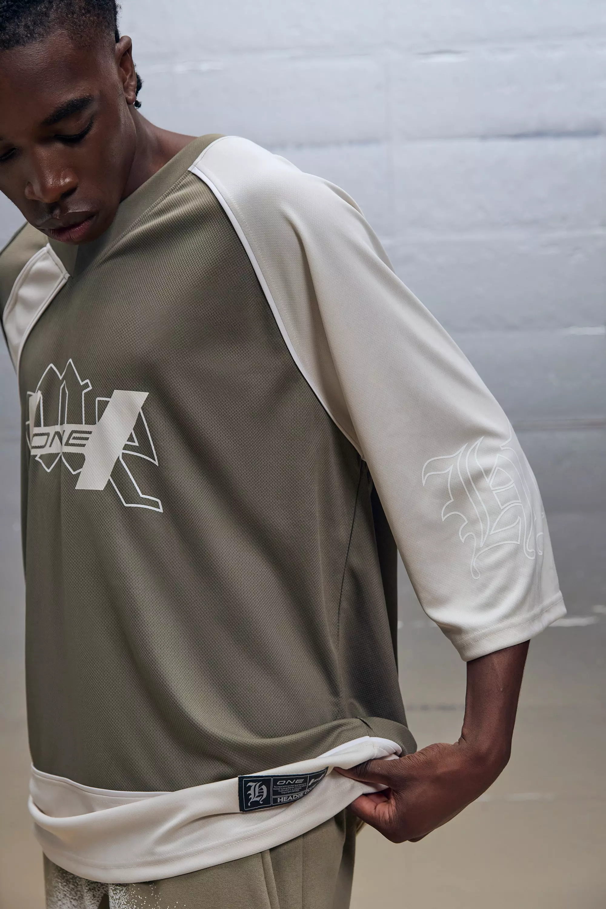 T-Shirt mit V-Ausschnitt und Print, Khaki alternatives Bild