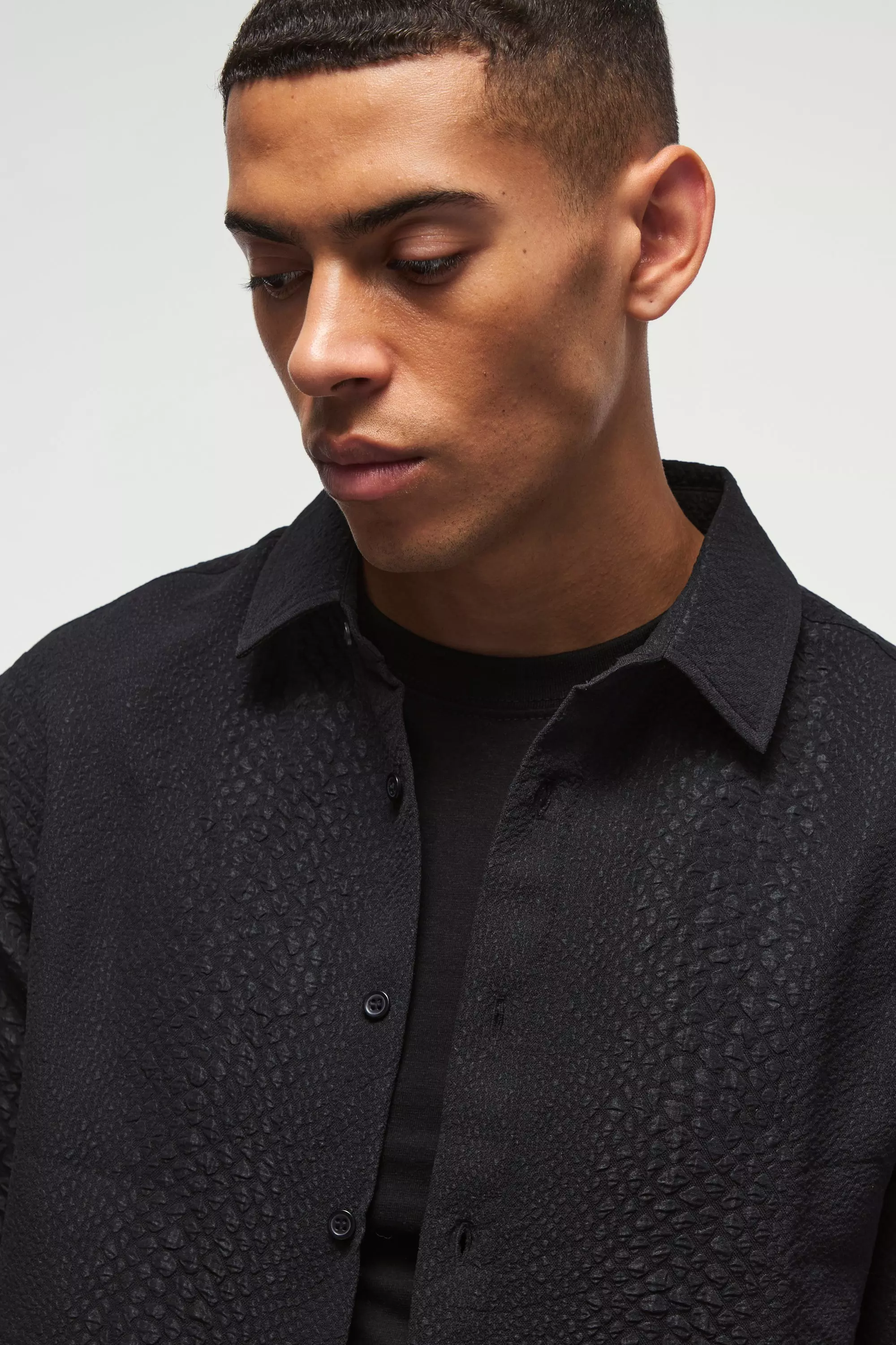 Jacquard Hemd mit Kragen und Schlagenprint, Black alternatives Bild