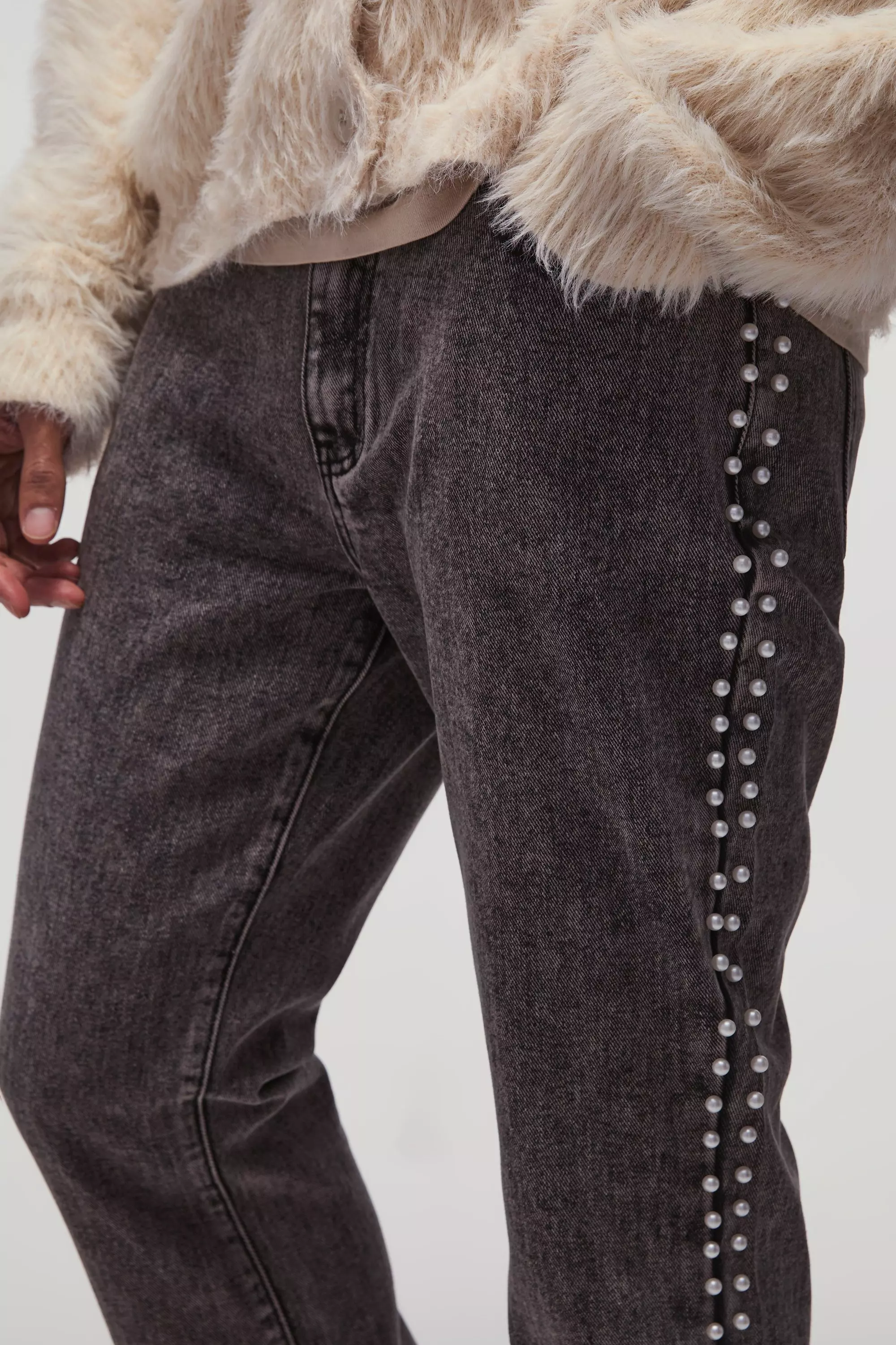 Slim-Fit Schlagjeans mit Perlen-Detail, Charcoal alternatives Bild