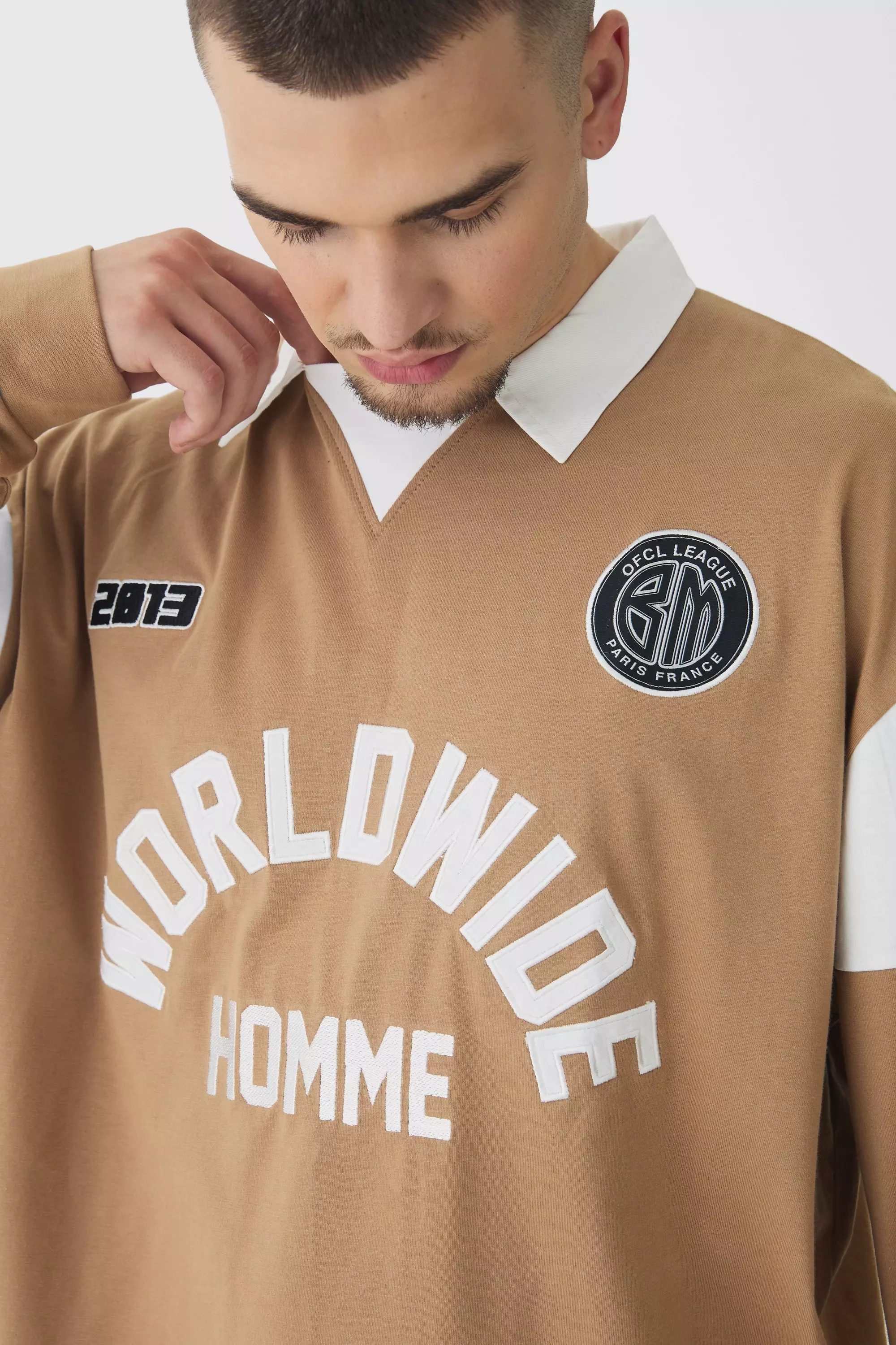 Tall Oversize Rugby Poloshirt mit Worldwide Applikation boohooMAN DE