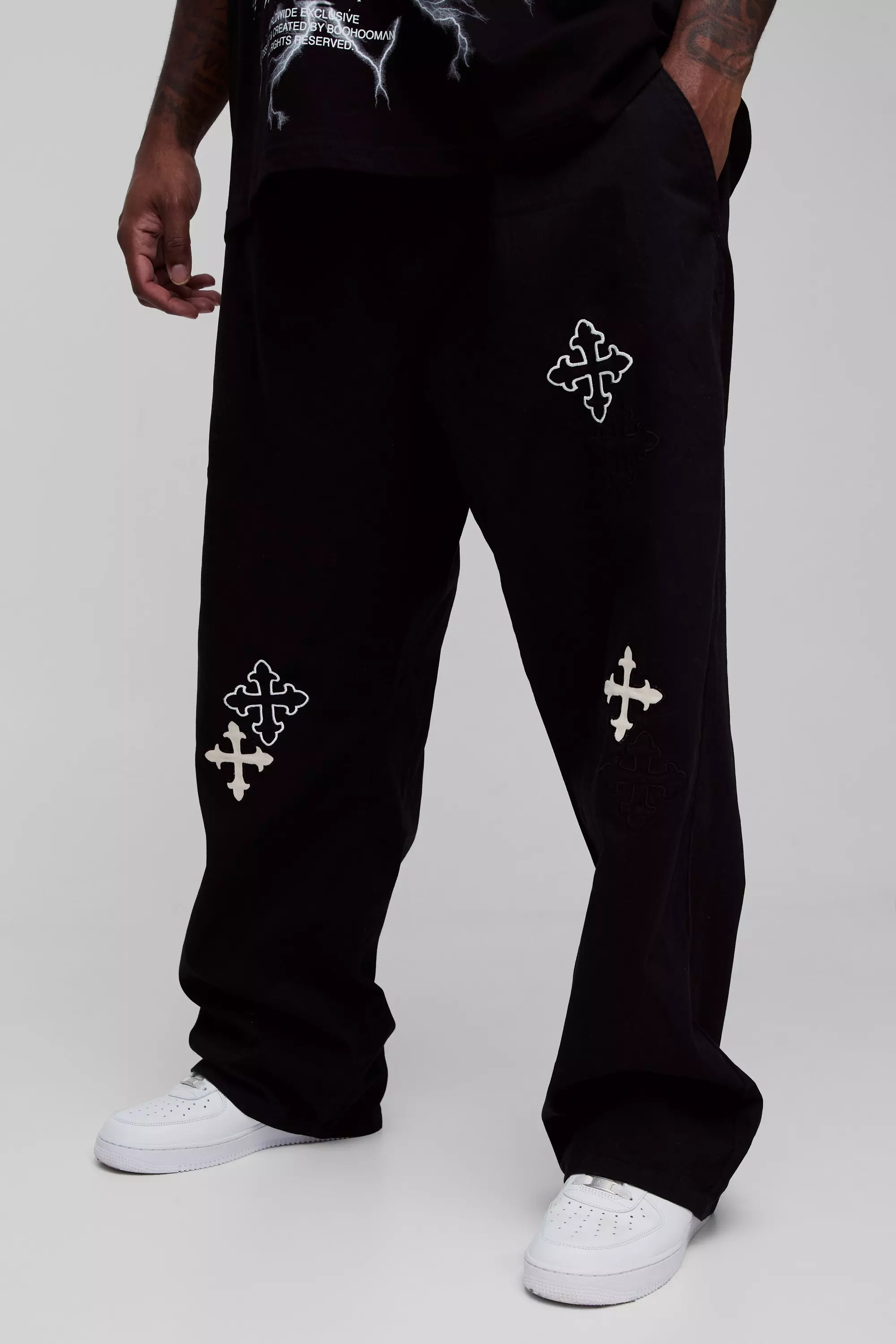 Plus lockere Hose mit Kreuz-Applikation, Black alternatives Bild