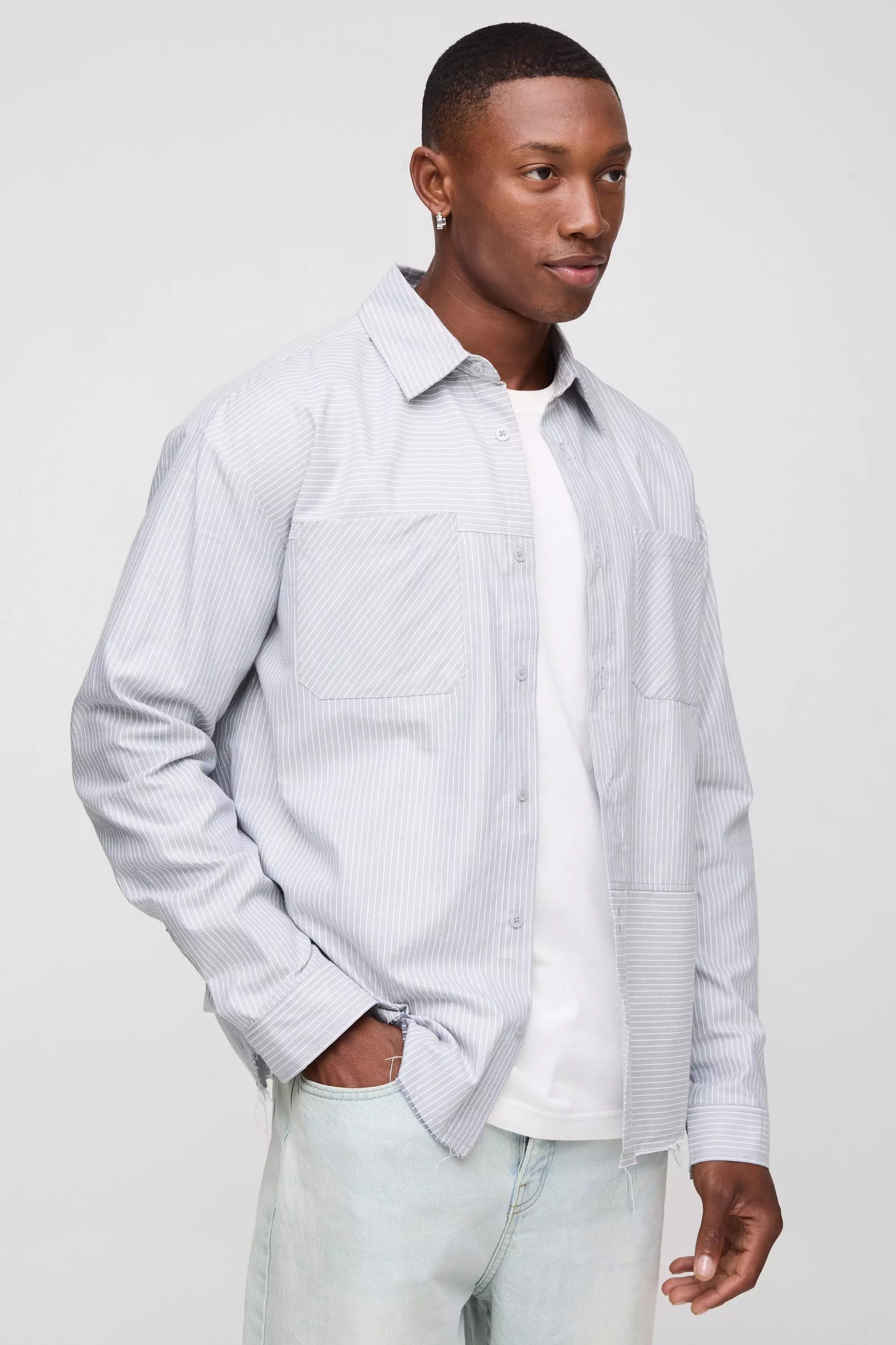 Grey Oversized Gestreept Poplin Overhemd Met Badge alternatieve afbeelding