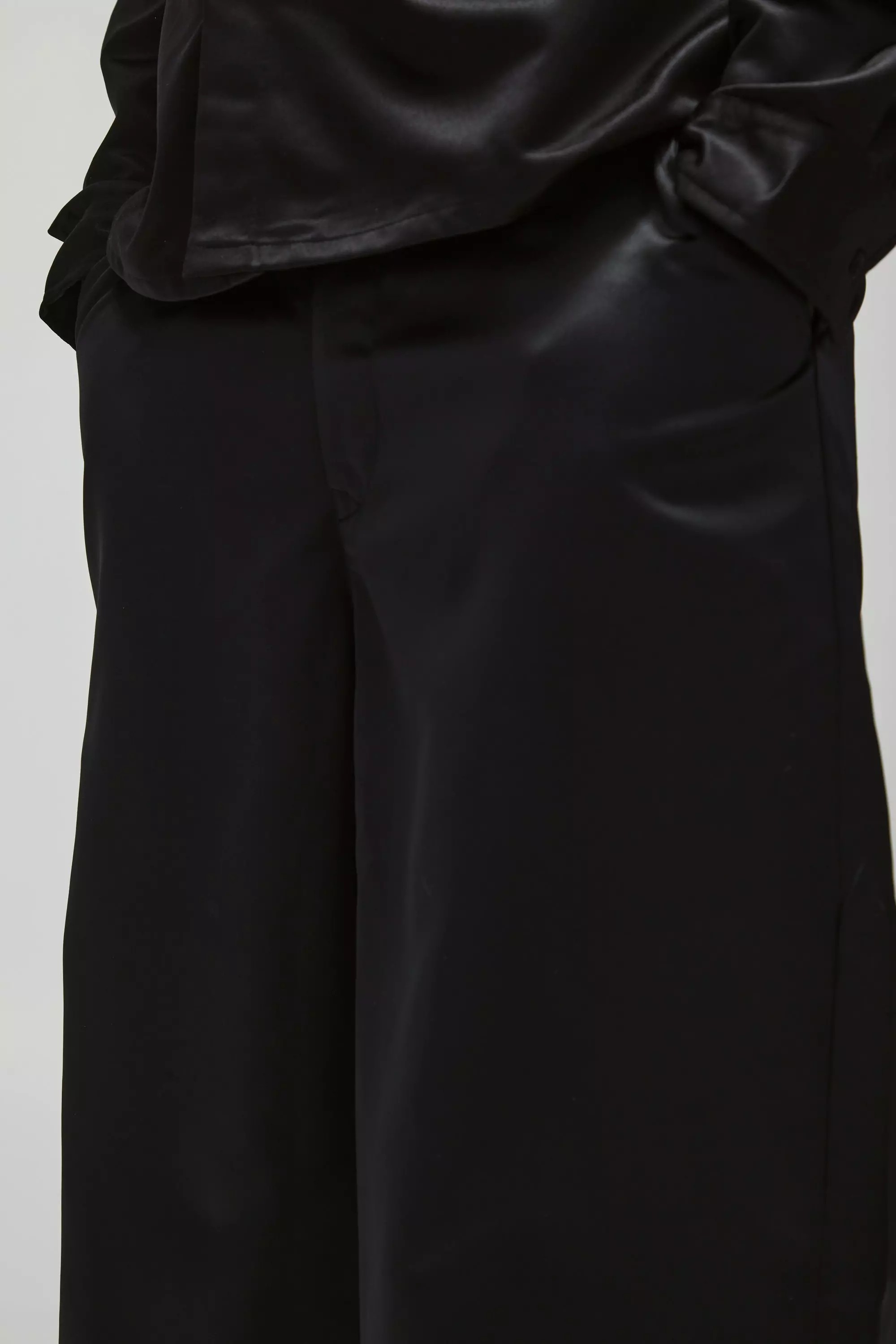 Satin-Hose mit weitem Bein, Black alternatives Bild