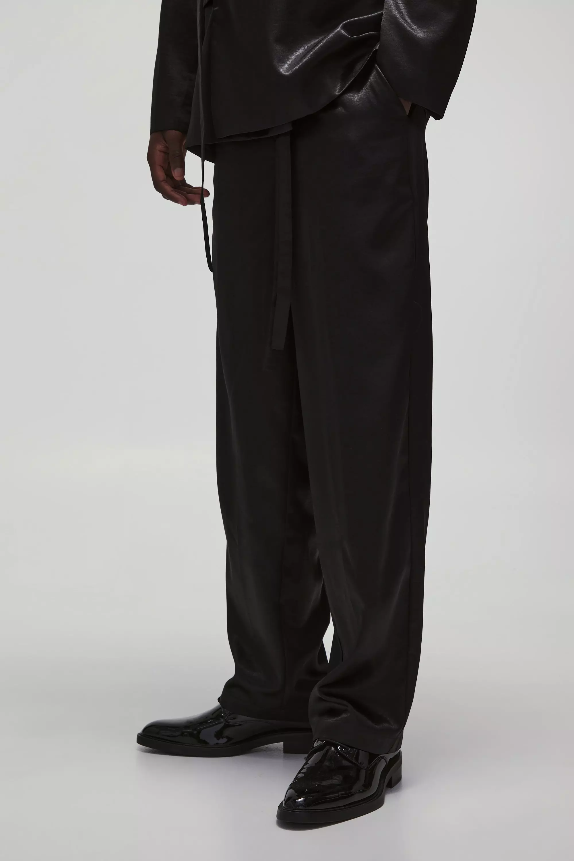 Lockere Metallic-Hose mit Gürtel, Black alternatives Bild