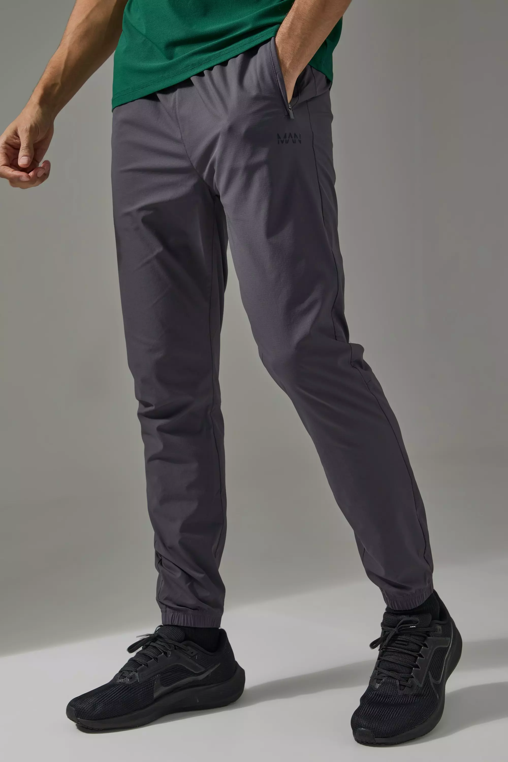 Man Active Shower Resist Buckle Tapered Trail Sweatpants Charcoal