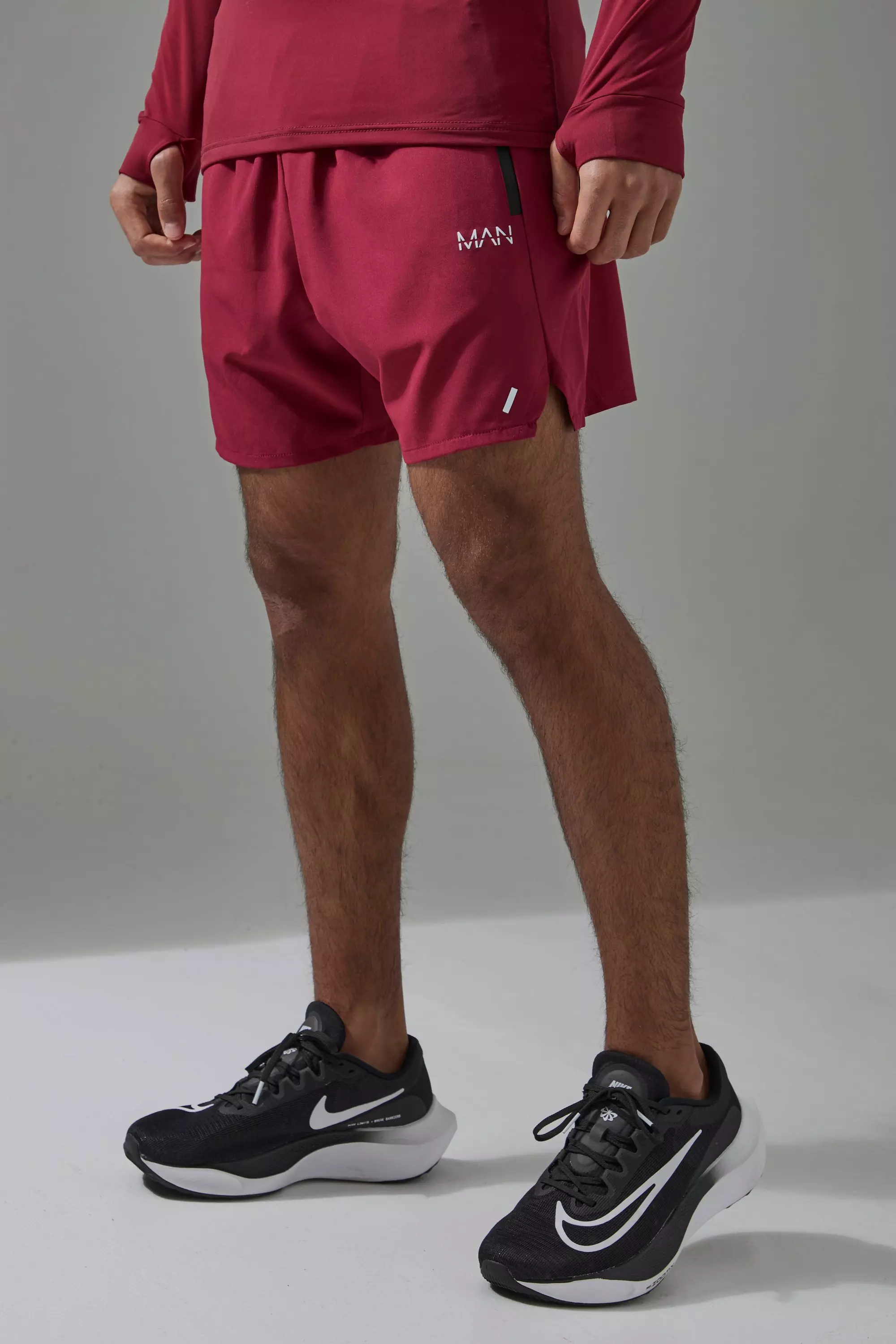 Man Active Perforated Stretch Woven Regular Fit 5inch Short Berry