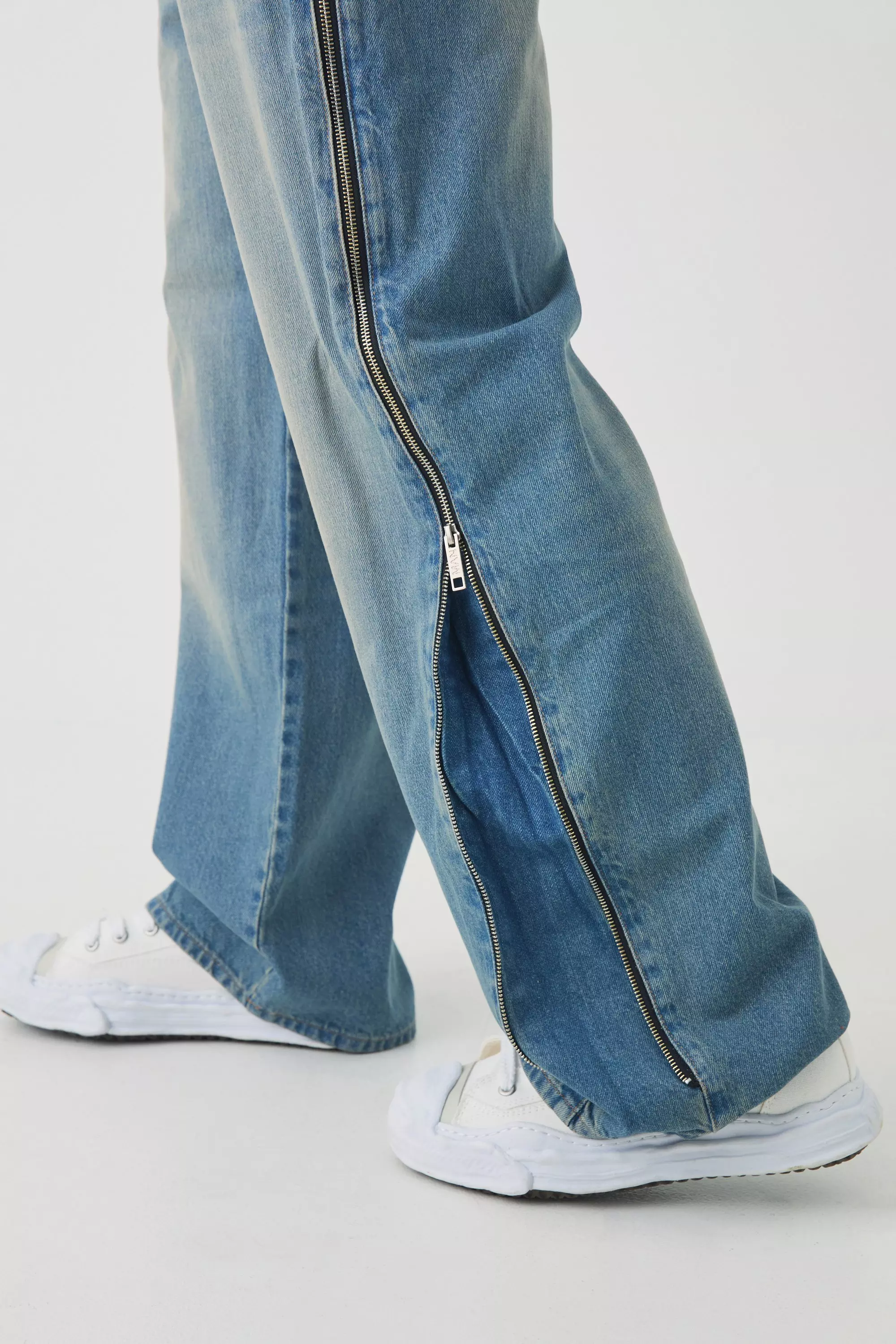 Lockere Jeans mit Reißverschluss, Light blue alternatives Bild