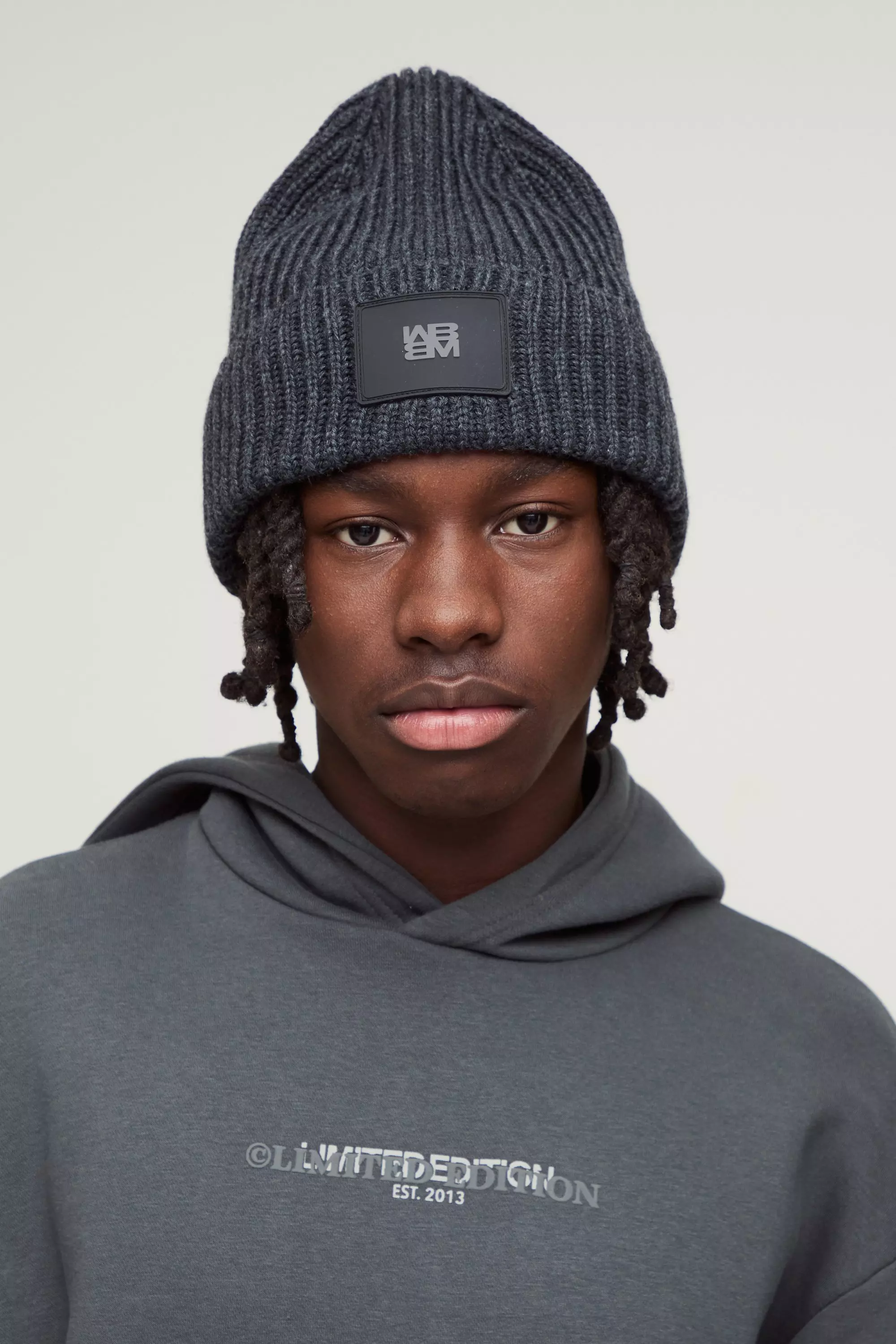 Berretto Beanie In Maglia In Pu Con Placca, Grey immagine alternativa