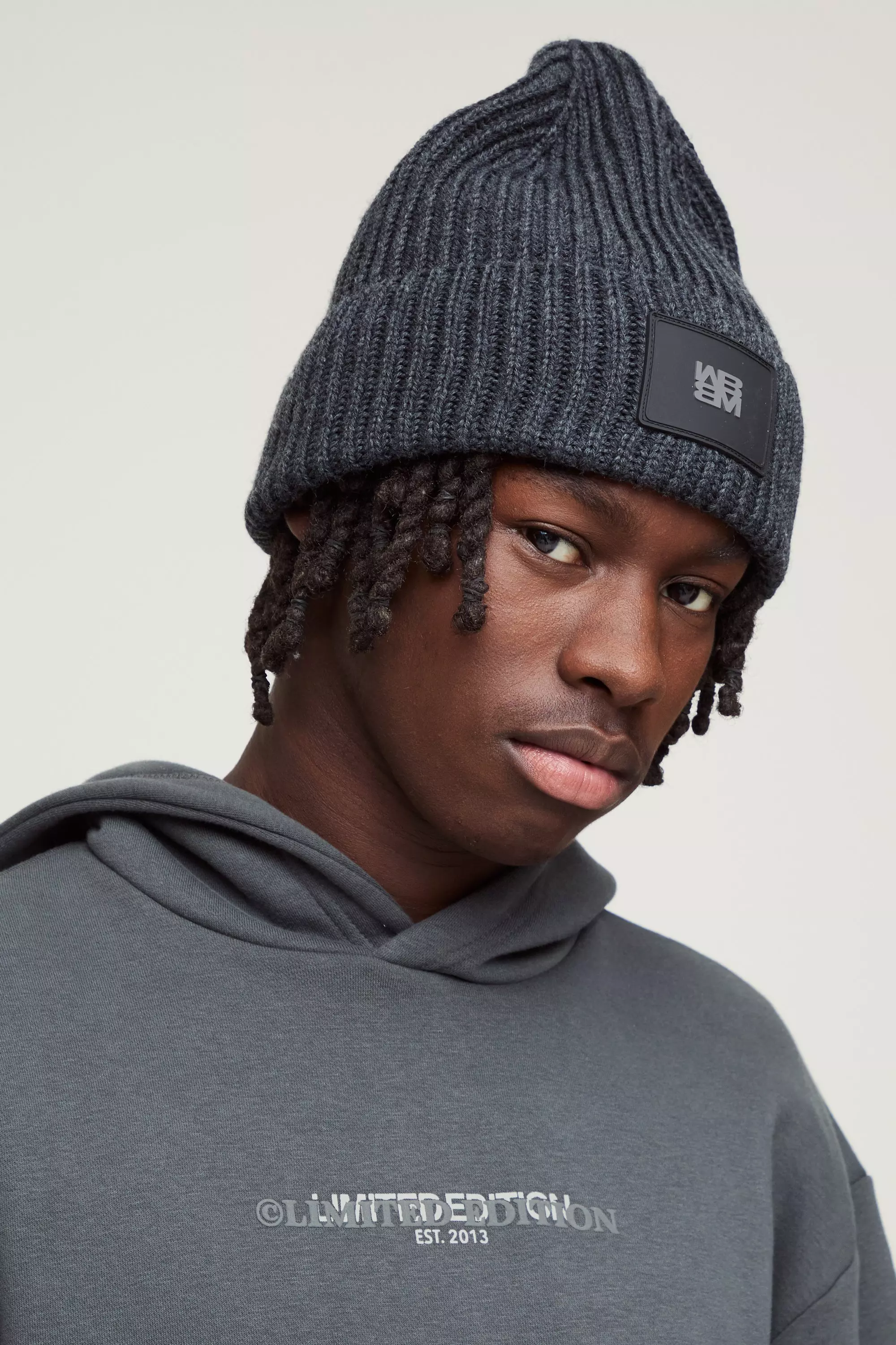 Berretto Beanie In Maglia In Pu Con Placca, Grey immagine alternativa