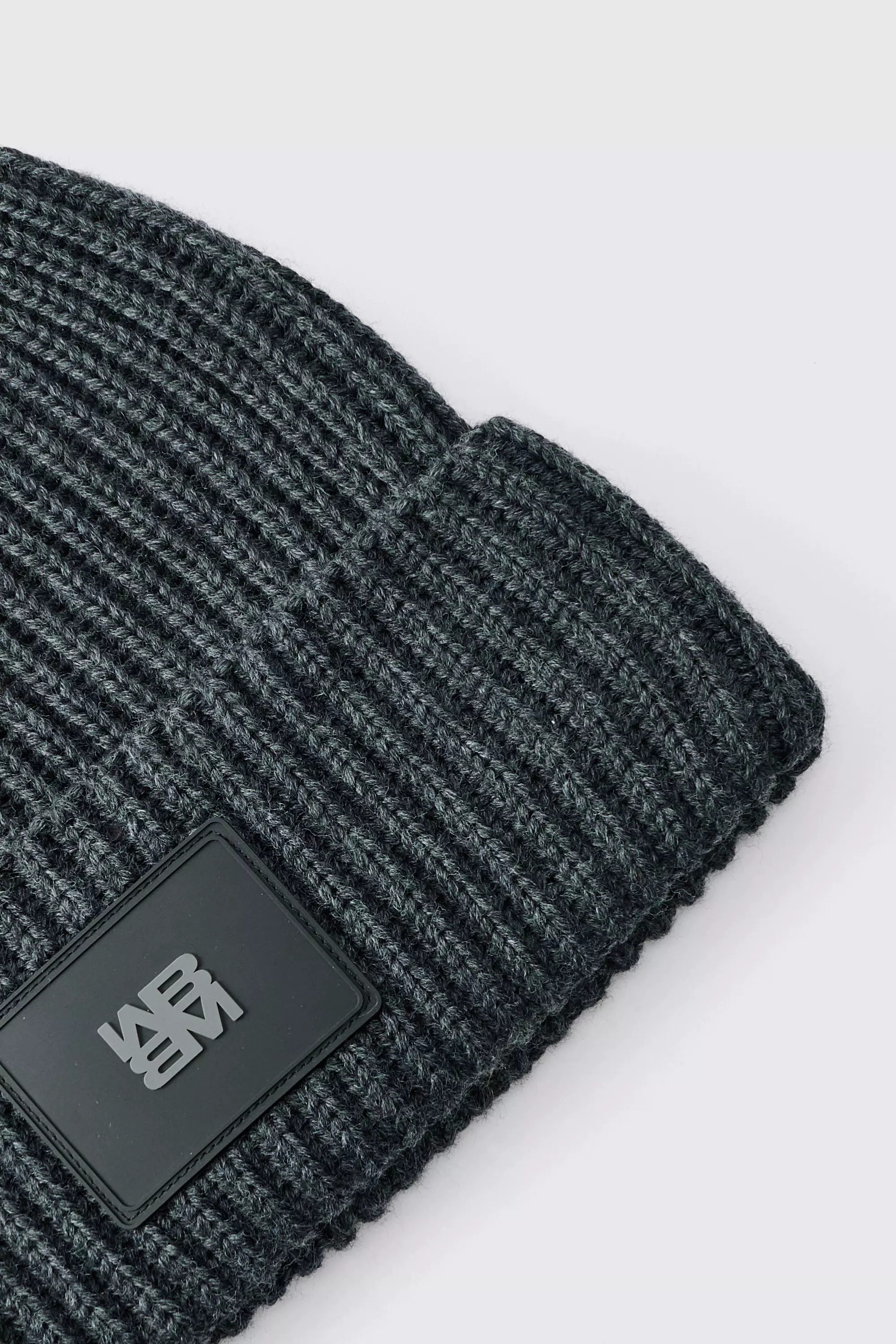 Berretto Beanie In Maglia In Pu Con Placca, Grey immagine alternativa