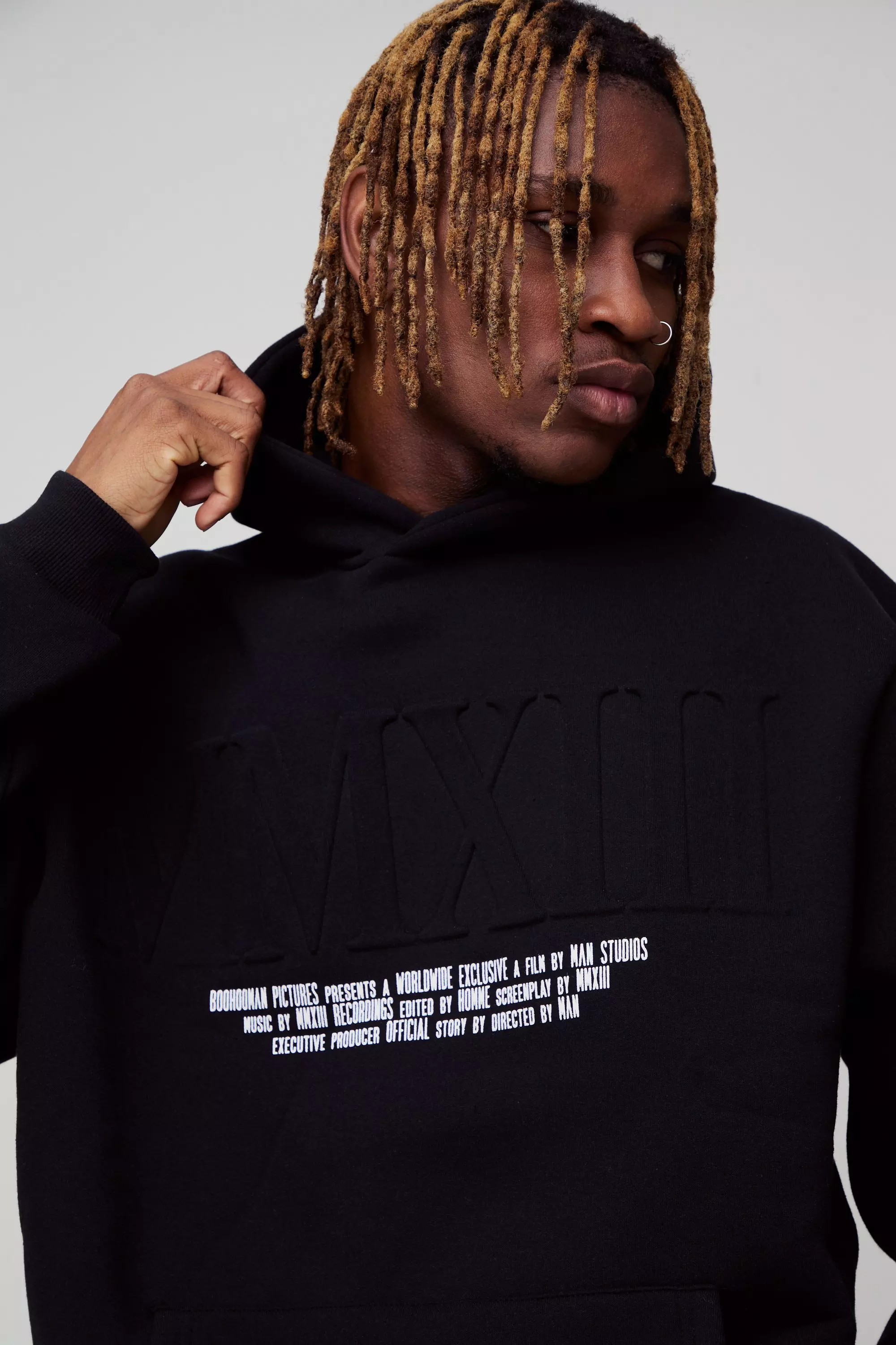 Black Tall Oversized MMXIII Hoodie Met Reliëf alternatieve afbeelding