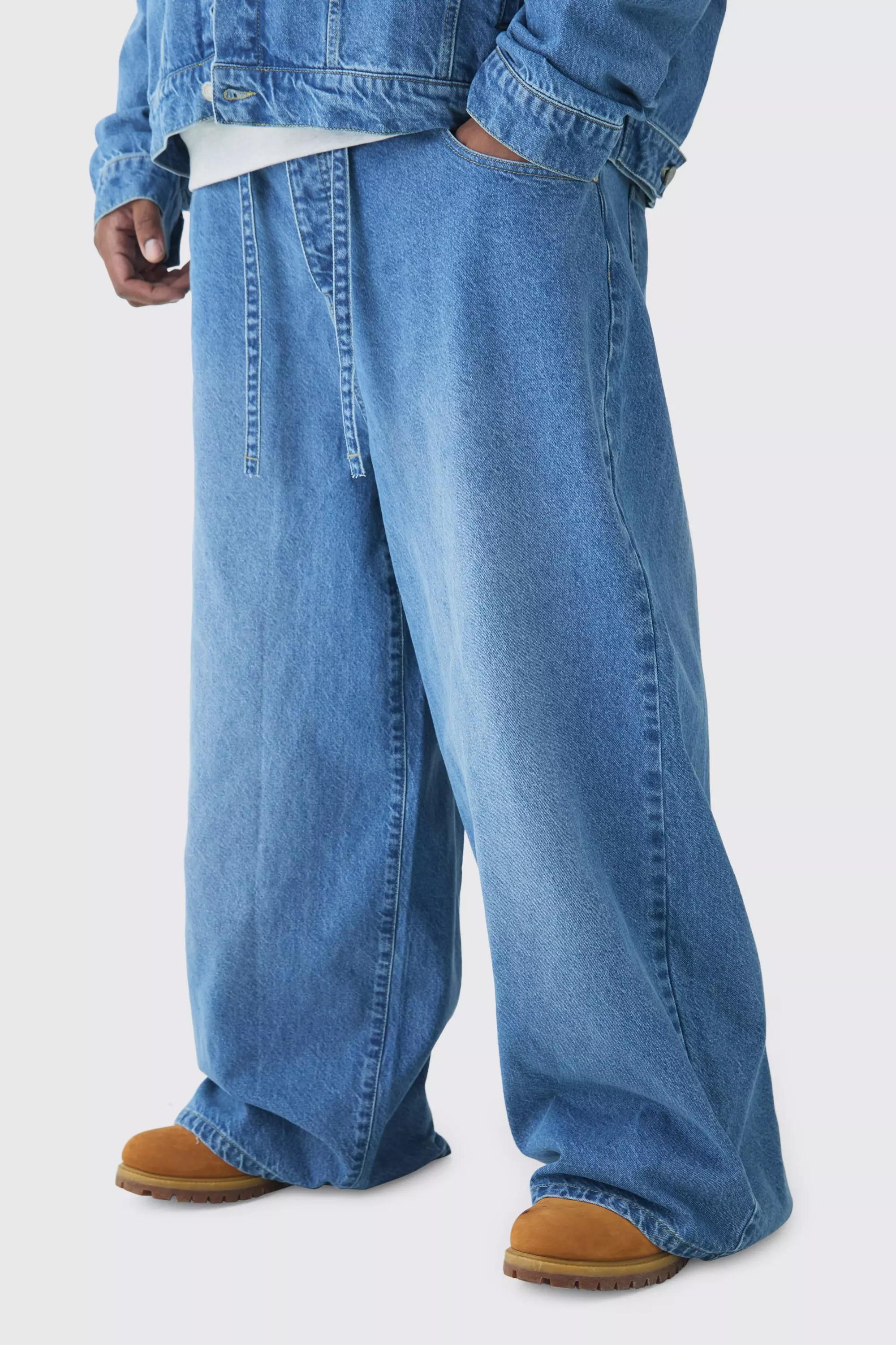 Light wash Plus Belted Baggy Fit Jeans alternative image