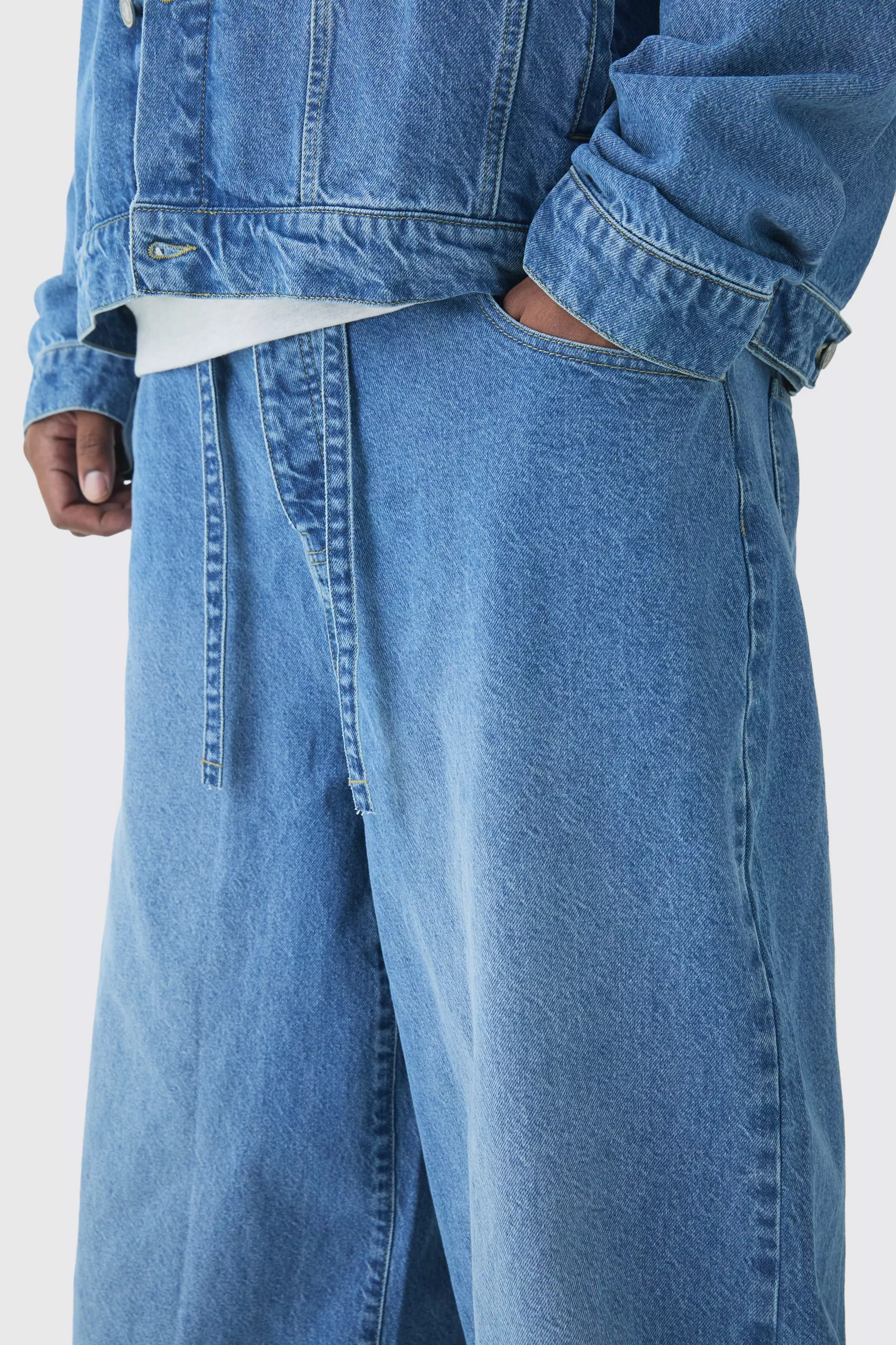 Light wash Plus Belted Baggy Fit Jeans alternative image